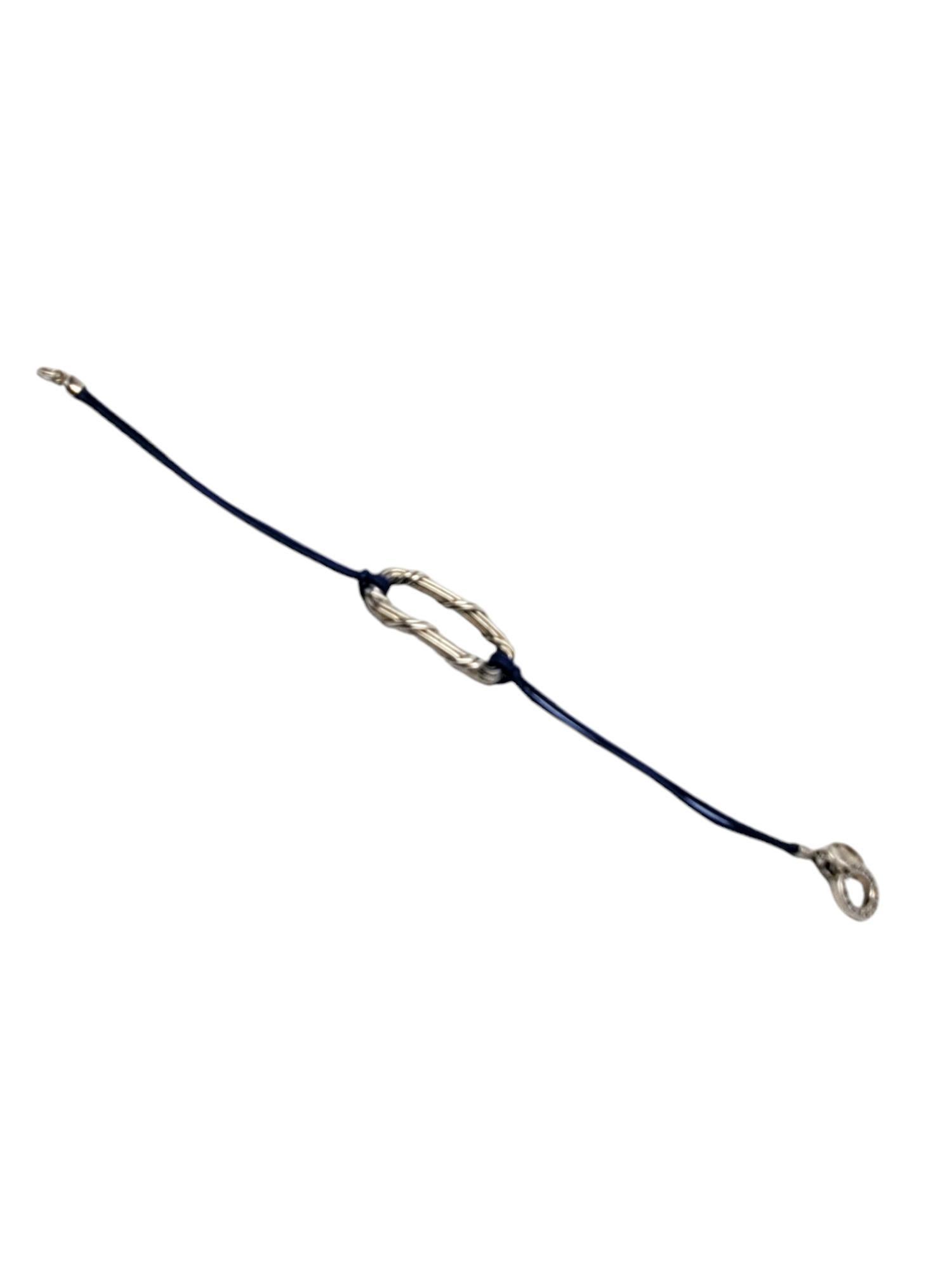 Peter Thomas Roth Pulsera de plata de ley 

Esta preciosa pulsera de plata de ley de Peter Thomas Roth presenta un diseño ovalado abierto de cinta y caña en el centro sobre un fino cordón de cuero azul.

Tamaño: 7 pulg.

Con sello: Peter Thomas Roth