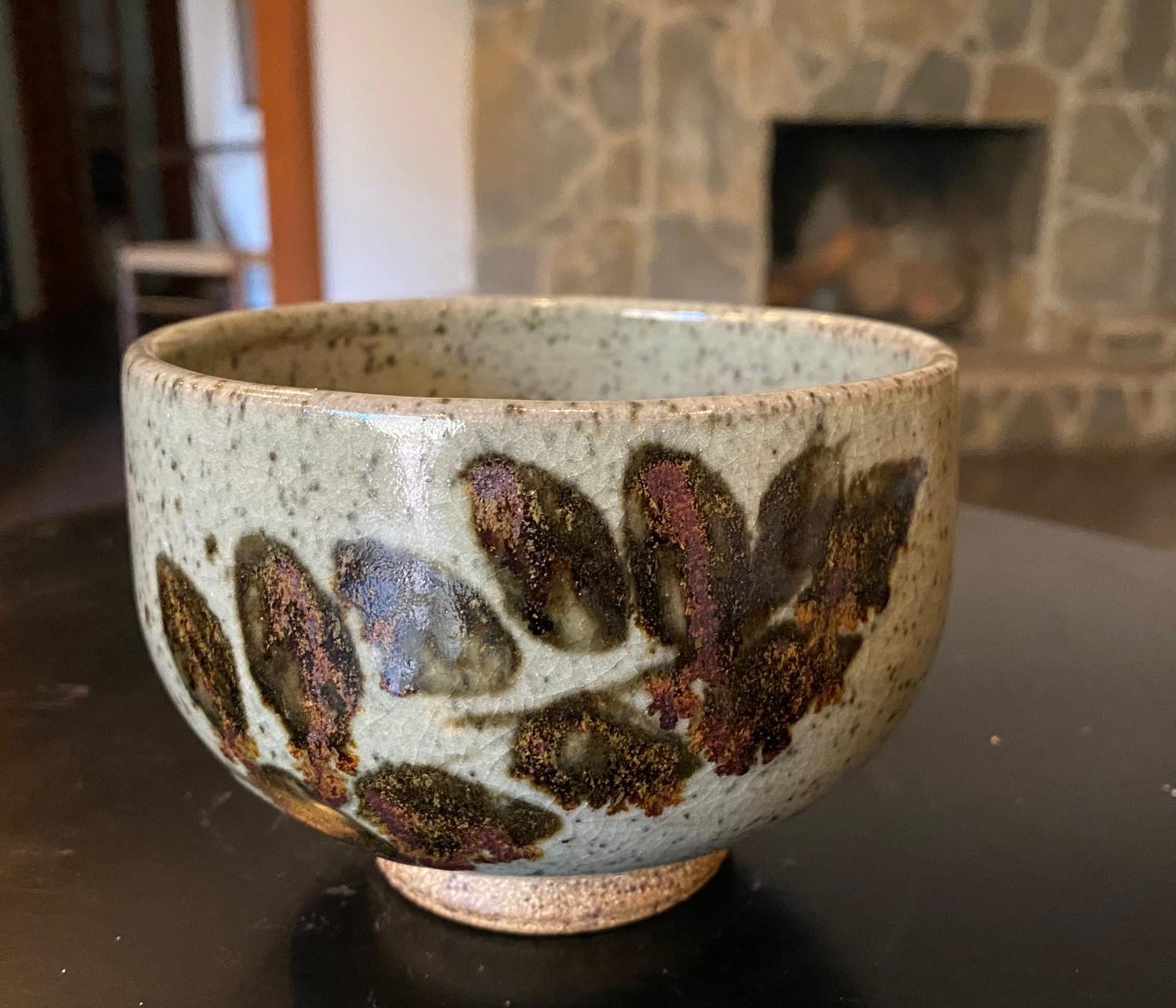 Una fantastica e rara ciotola da tè Chawan con piede in Studio Pottery della California in stile giapponese (circa inizio anni '50) del maestro Peter Voulkos, artista greco-americano, con dettagli dipinti a mano e uno smalto luminoso che irradia la