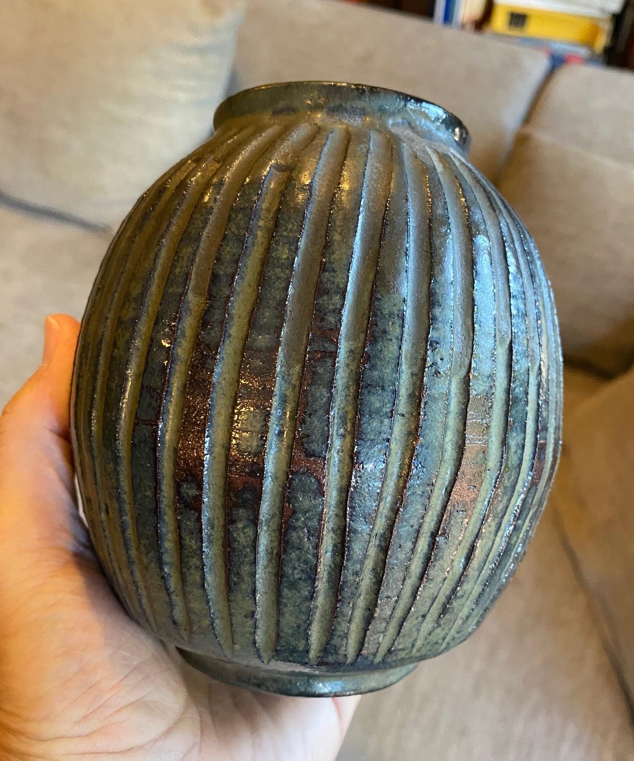 Peter Voulkos Signed Early Mid-Century Modern Stoneware Pottery Vase, 1950s For Sale 4