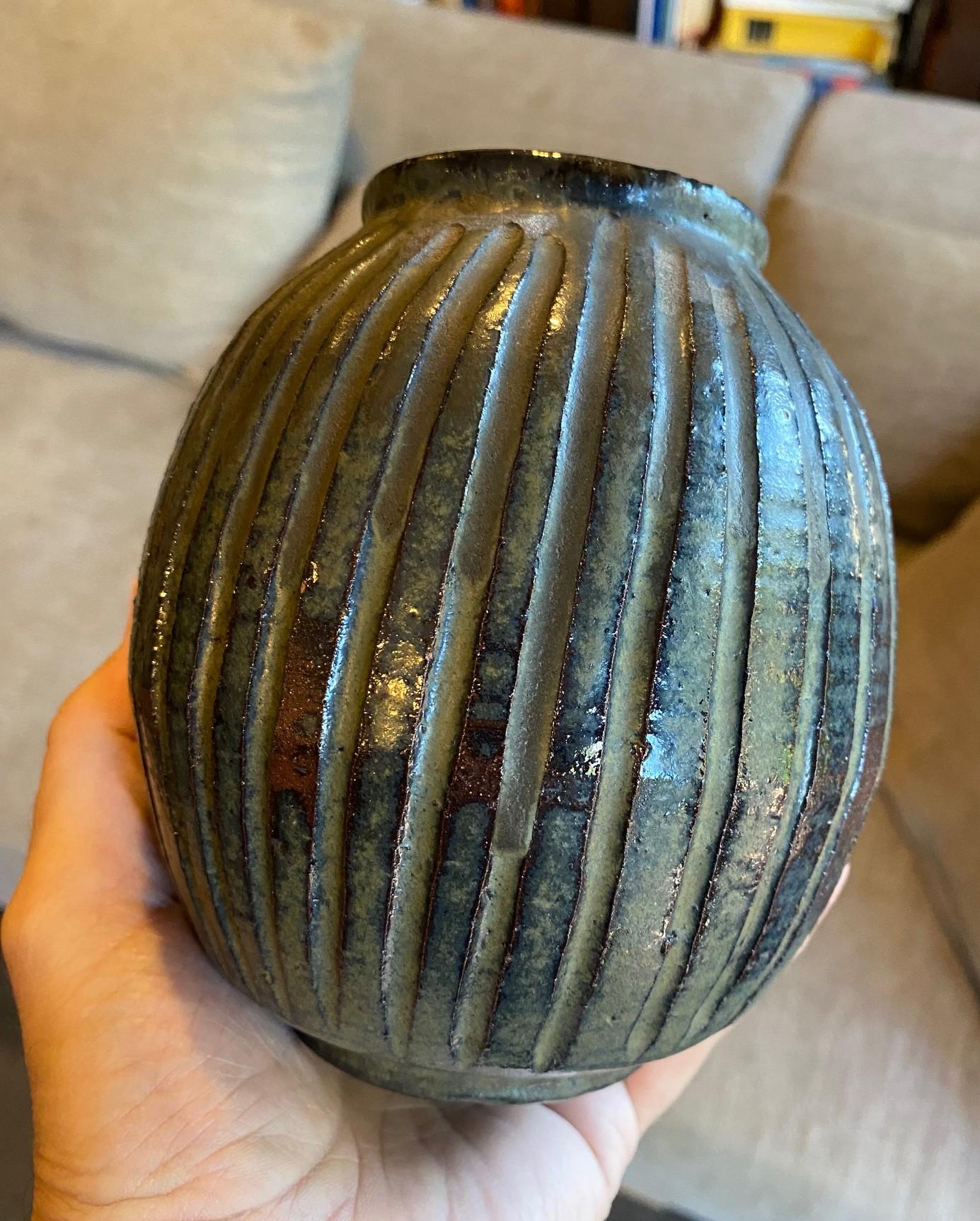 Peter Voulkos Signed Early Mid-Century Modern Stoneware Pottery Vase, 1950s For Sale 5