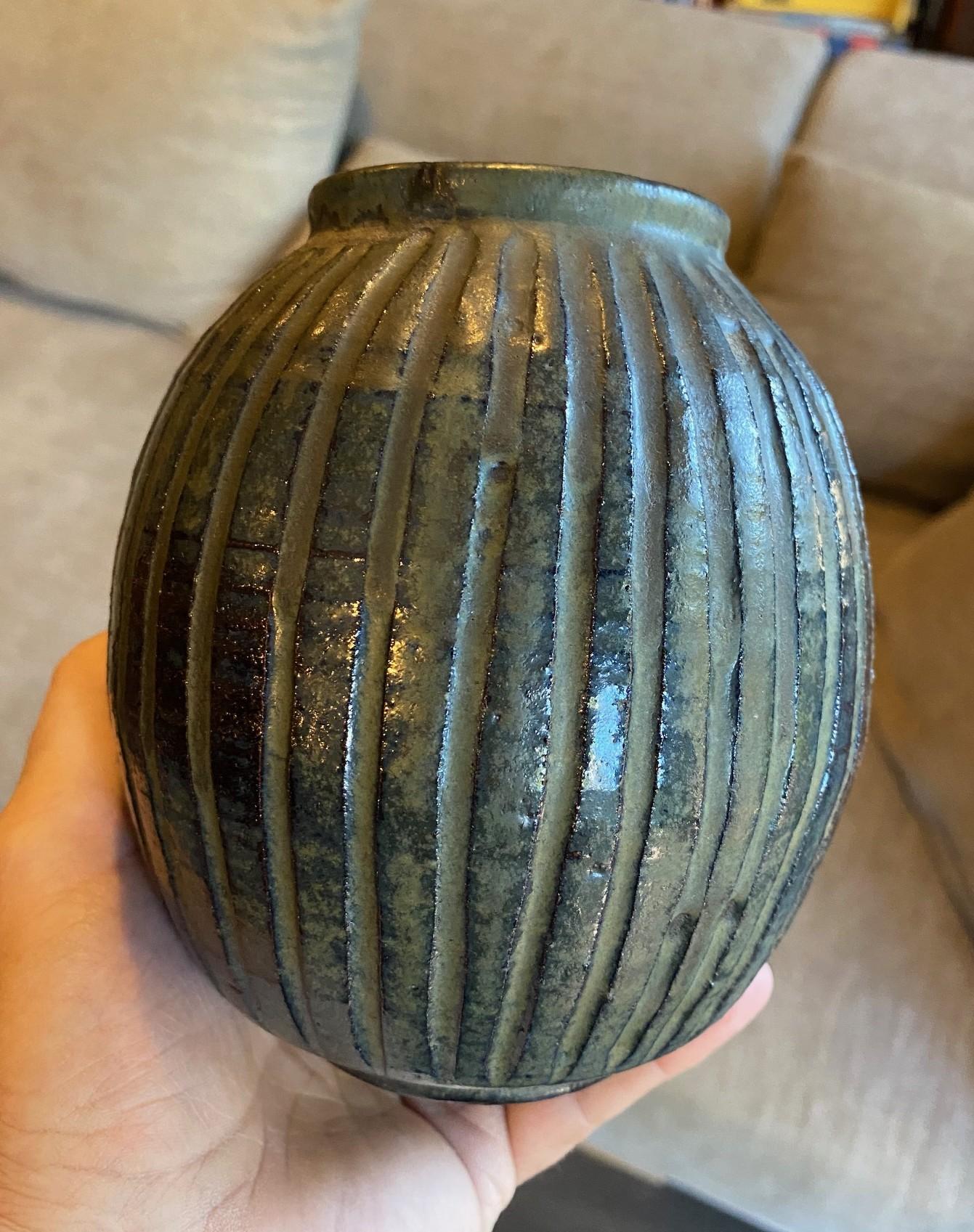 Peter Voulkos Signed Early Mid-Century Modern Stoneware Pottery Vase, 1950s For Sale 8