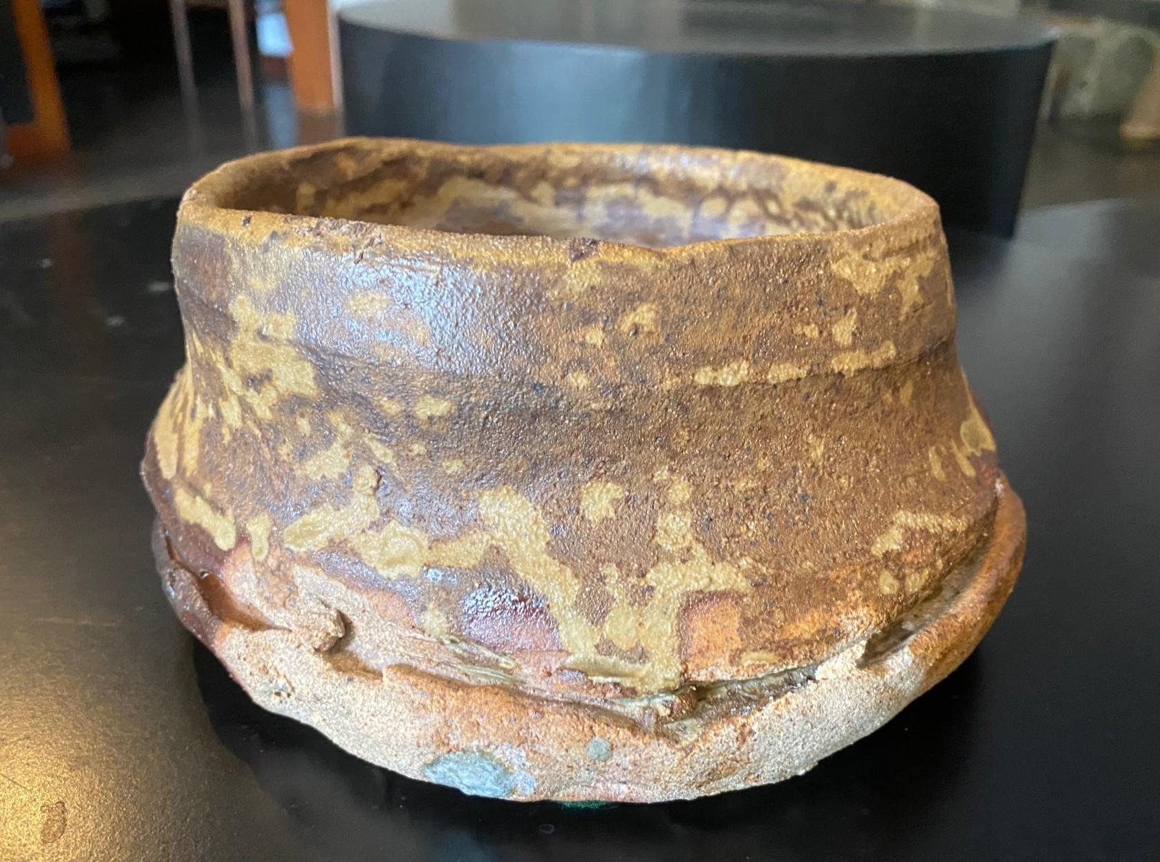 Una fantastica ciotola da tè Chawan, dalle forme libere e pesanti, realizzata dal maestro ceramista/artista americano Peter Voulkos, universalmente noto per le sue ceramiche e sculture espressioniste astratte.  La grande ciotola (è una delle sue più