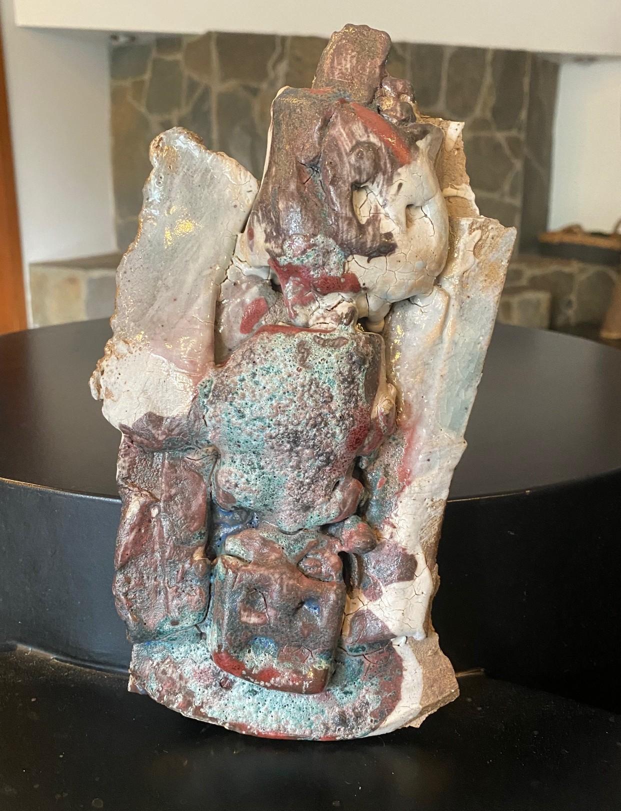 Una fantástica escultura de arte Anagama, bastante atractiva, del maestro alfarero/artista estadounidense Peter Voulkos, universalmente conocido por sus piezas y esculturas de cerámica expresionista abstracta.  Voulkos solía referirse a estas pocas