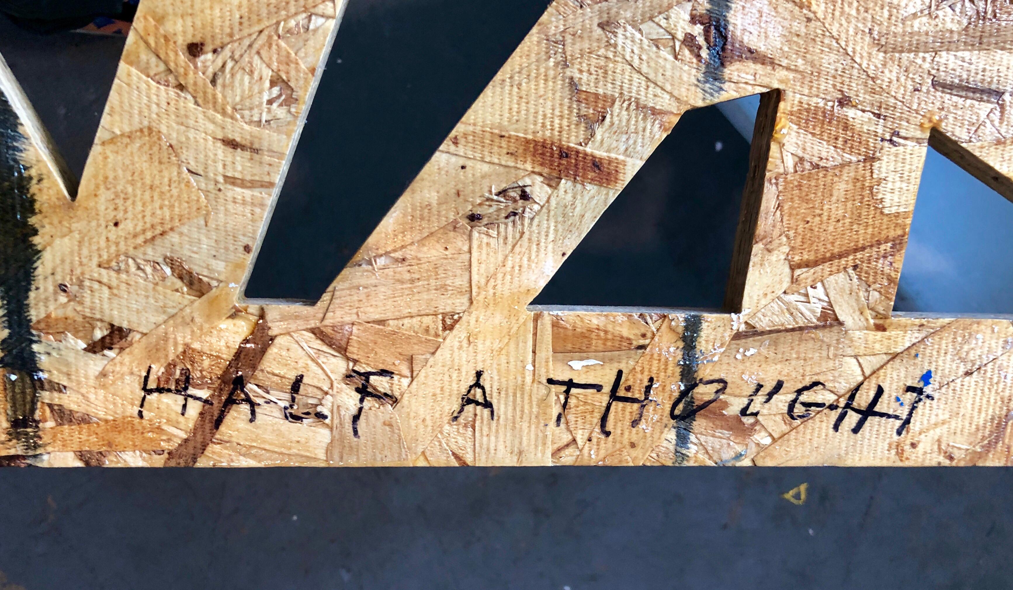 Ölbasierter Alkydharzlack auf Sperrholzplatte mit Schnitten. Dies ist eine geschnittene Sperrholzwandreliefskulptur mit Farbe darauf. Dies hat eine architektonische Qualität. 

Peter Wegner (geboren 1963) ist ein amerikanischer Künstler, dessen
