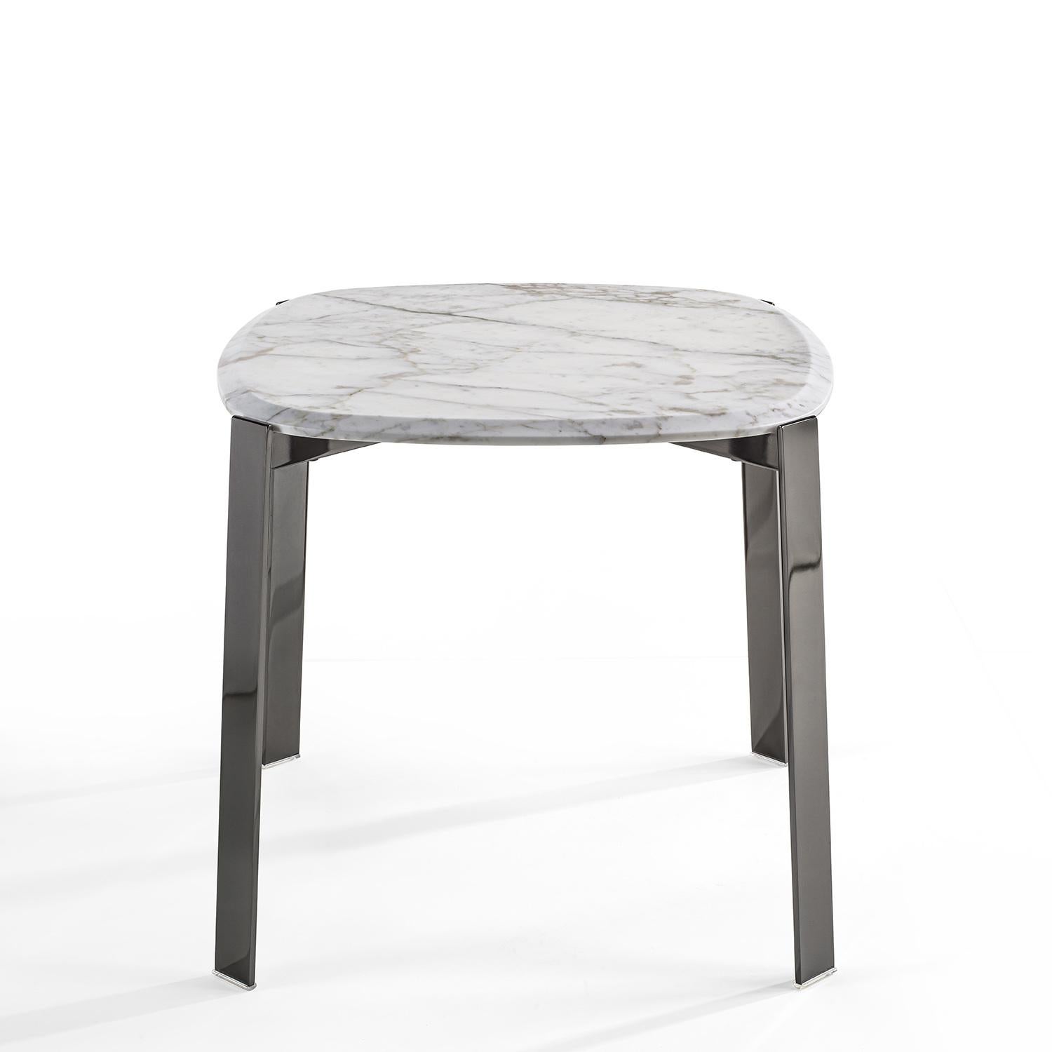 Table d'appoint Peter White en métal chromé
et avec un plateau en marbre blanc calacatta.
Egalement disponible en marbre noir sahara ou avec
plan en marbre gris carnico, sur demande.