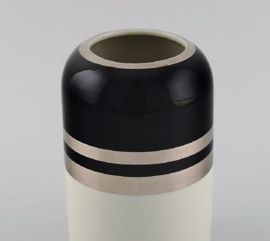 Peter Winquist for Arabia. Modernist vase in glazed ceramics with silver decoration. Finnish design, 1960s.
Measures: 18 x 11cm.
In excellent condition.
Signed.