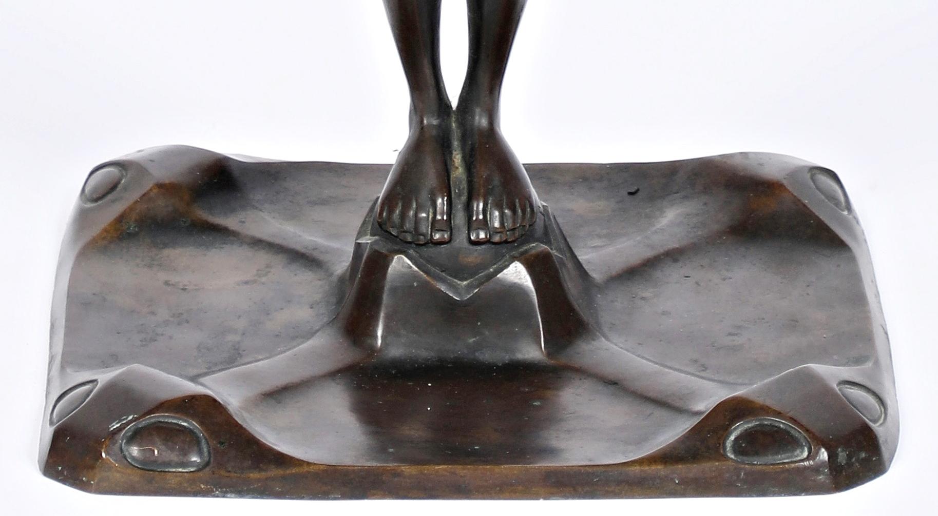 A. Winter-Heidingsfeld
Heidingsfeld 1871 - 1920 Allach bei München

Jüngling con Spiegel

Bronzo, signiicato
77 x 41.5 x 25 cm

A. Winter-Heinigsfeld studiò dal 1895 presso la Münchner Akademie bei Wilhelm von Rümann, fu Mitglied der Münchner