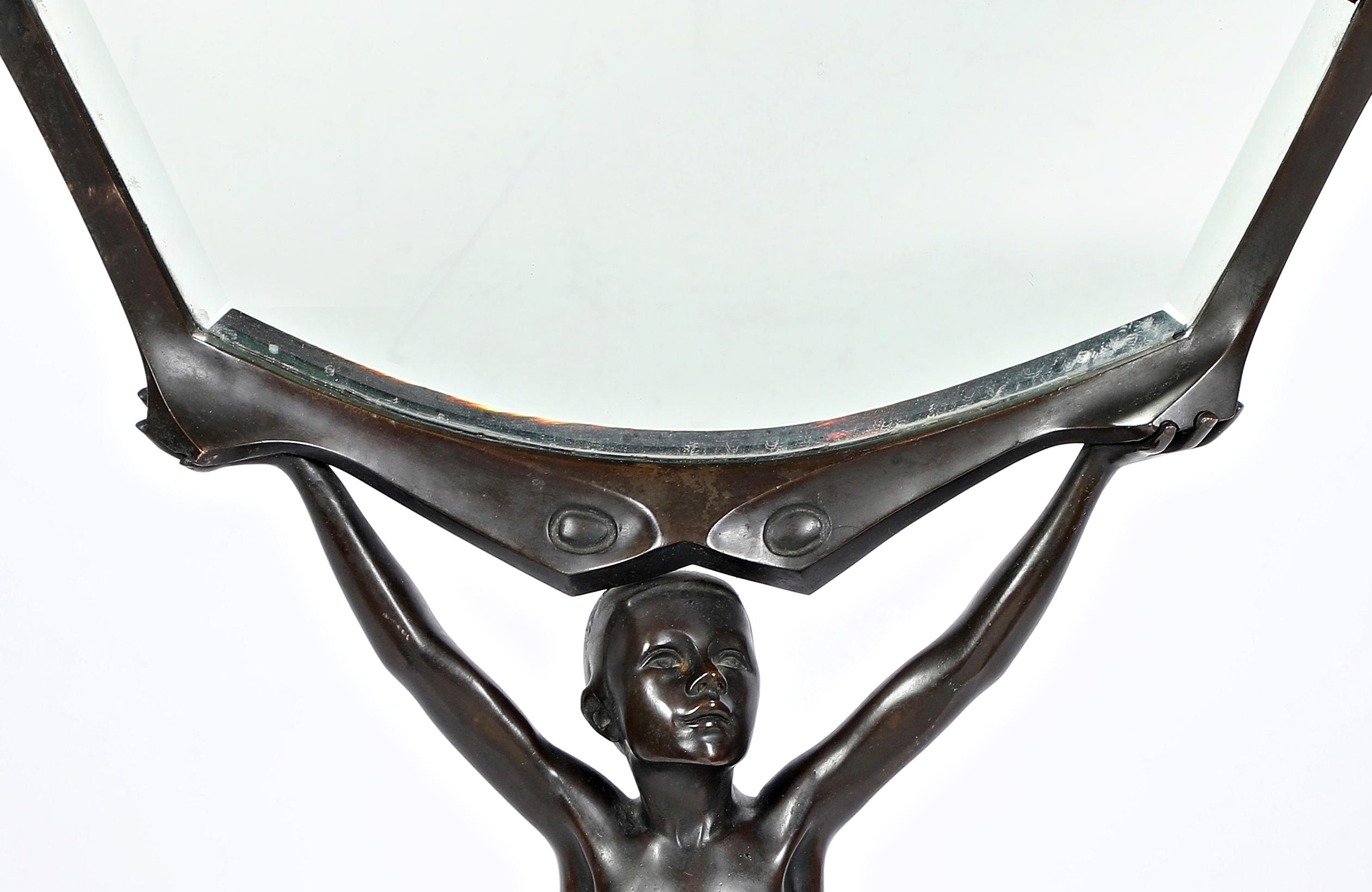 Grande specchio a stelo in stile Art Nouveau con giovane nudo, bronzo in vendita 1