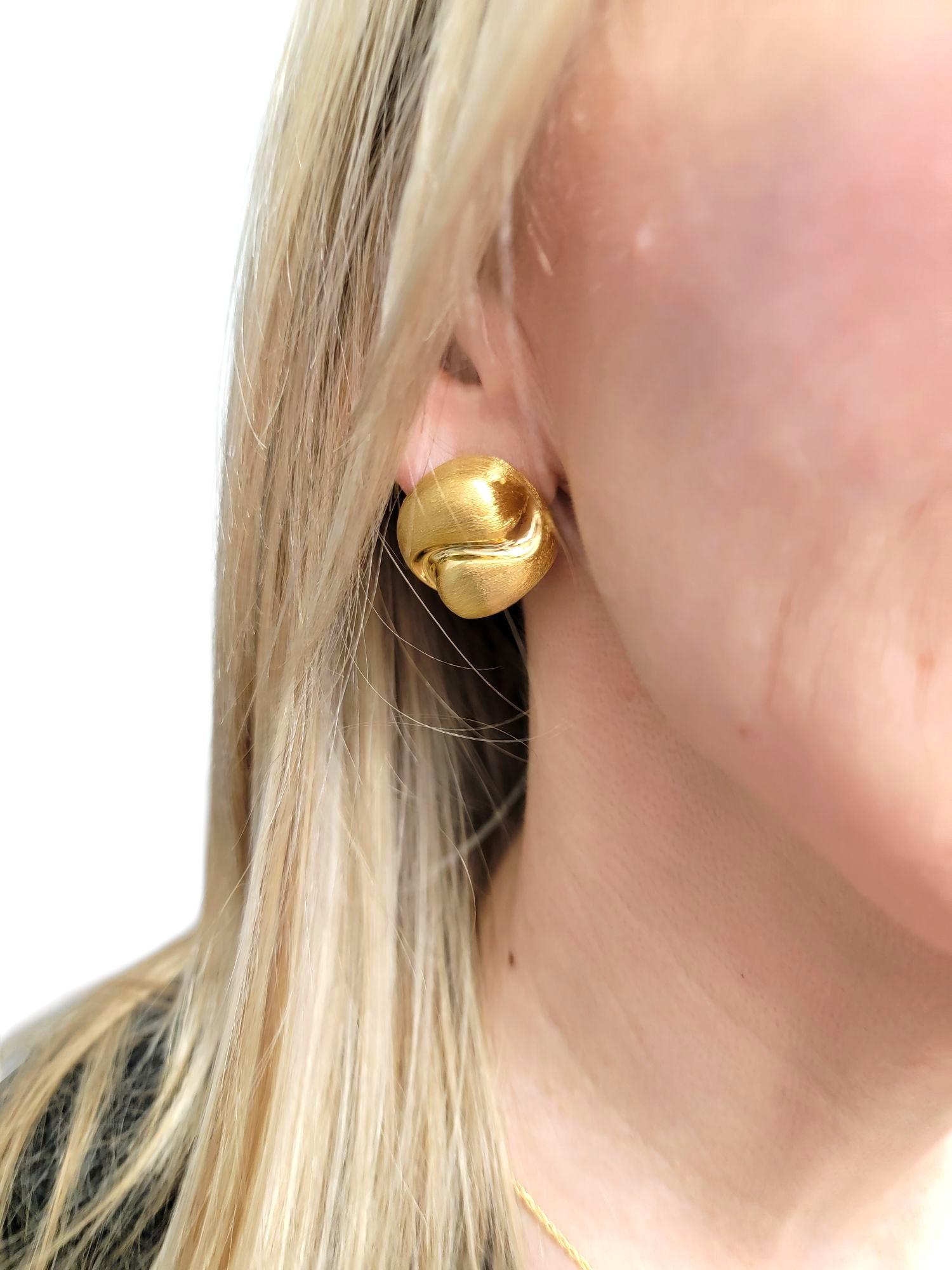 Peters Wong Orecchini quadrati in oro giallo 18 carati con intarsio a volute lucidate e spazzolate in vendita 5