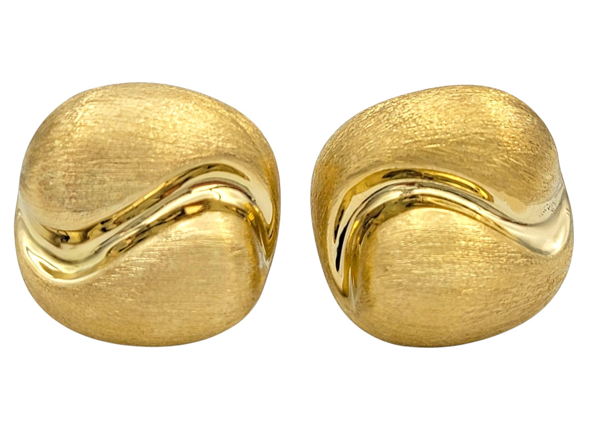 Eleva la tua collezione con questi orecchini scultorei del designer Peters Wong, realizzati in ricco oro giallo 18 carati. Il design unico è caratterizzato da un sofisticato gioco di finiture spazzolate e lucide, che creano un senso di movimento e