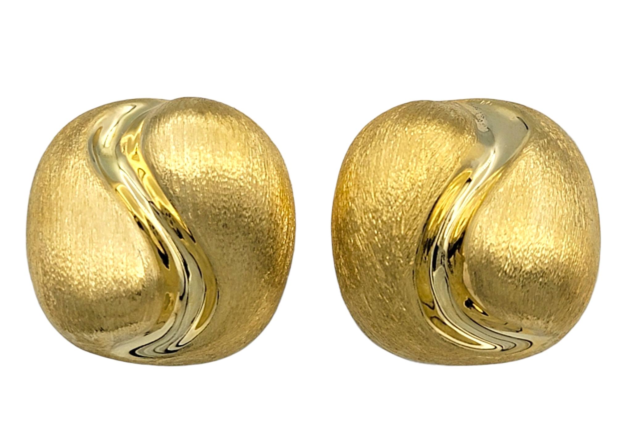 Contemporaneo Peters Wong Orecchini quadrati in oro giallo 18 carati con intarsio a volute lucidate e spazzolate in vendita