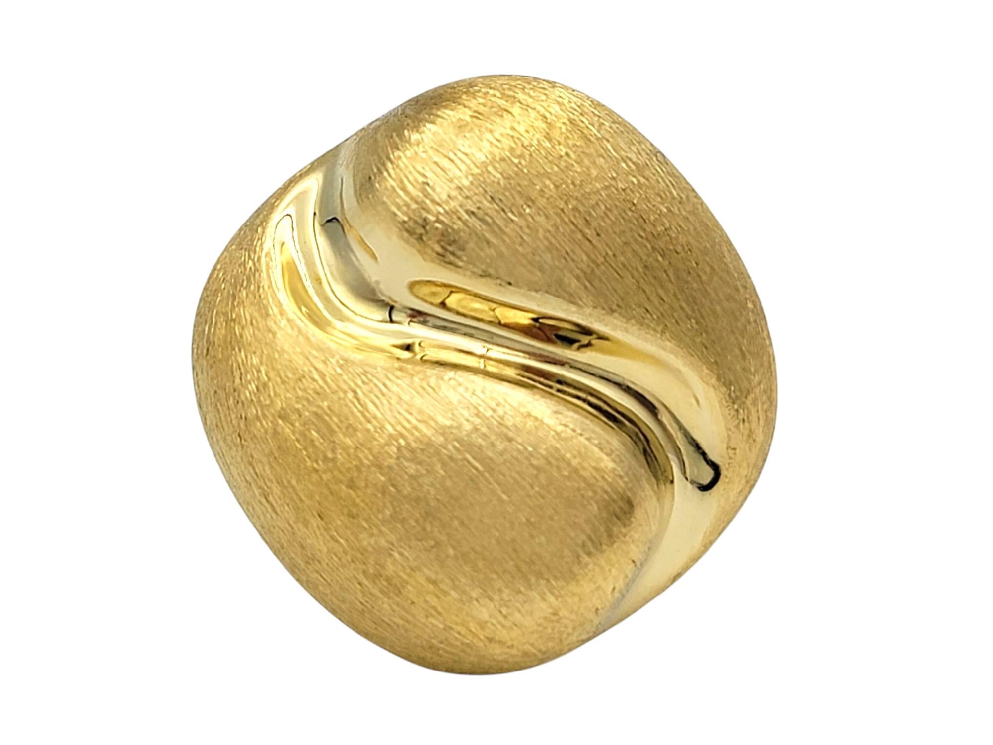 Peters Wong Orecchini quadrati in oro giallo 18 carati con intarsio a volute lucidate e spazzolate In condizioni buone in vendita a Scottsdale, AZ