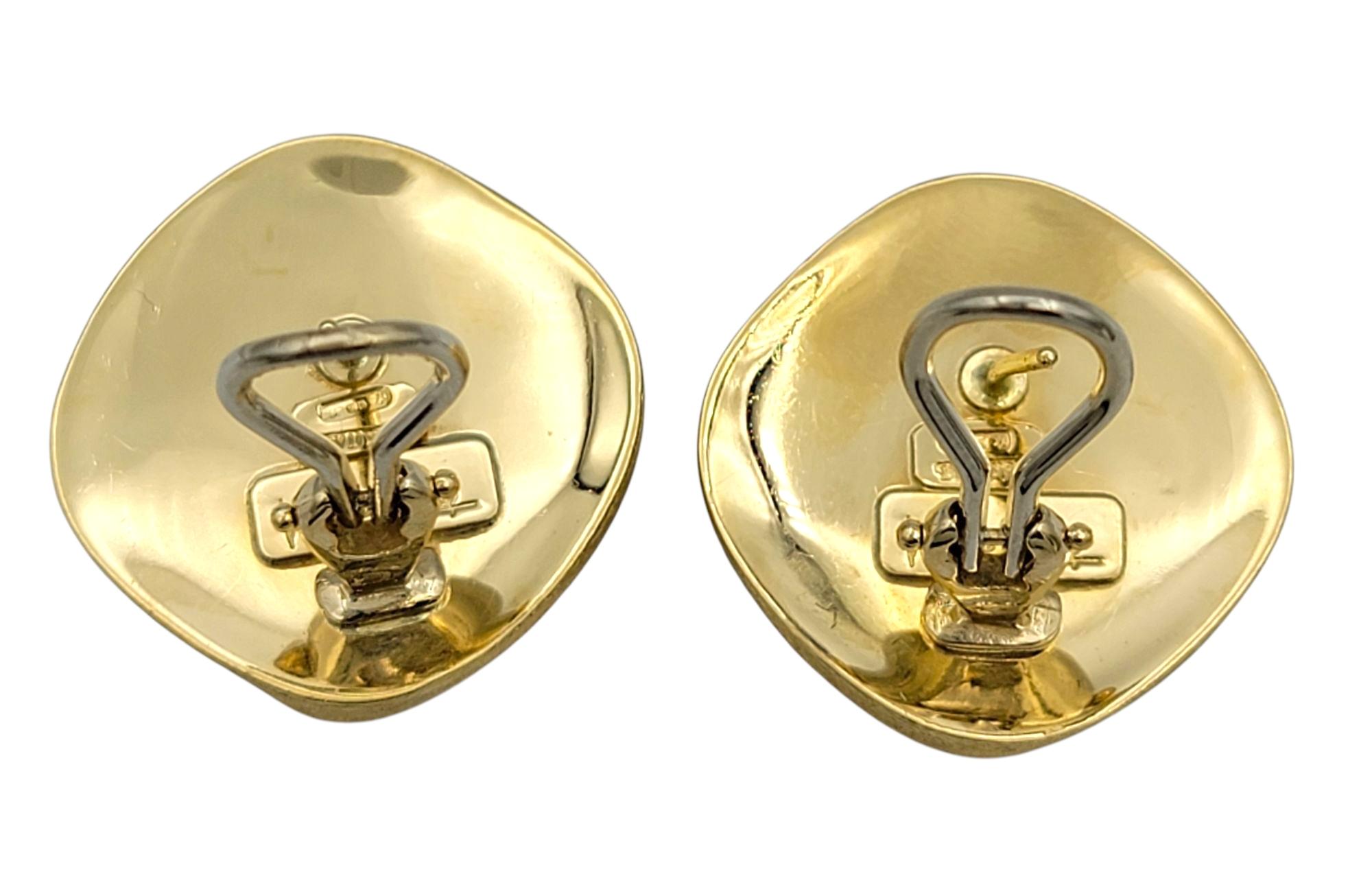 Donna Peters Wong Orecchini quadrati in oro giallo 18 carati con intarsio a volute lucidate e spazzolate in vendita
