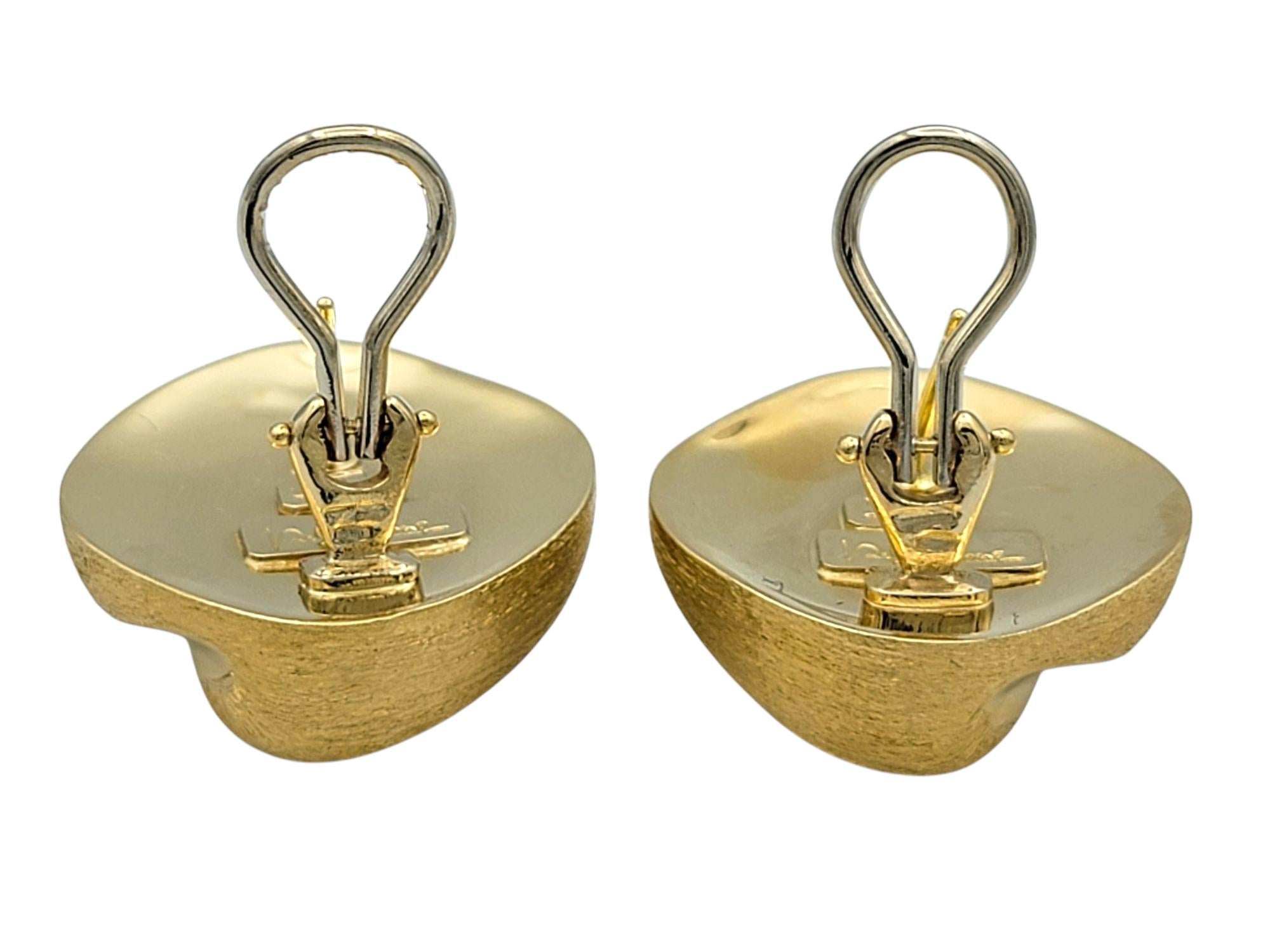 Peters Wong Orecchini quadrati in oro giallo 18 carati con intarsio a volute lucidate e spazzolate in vendita 1