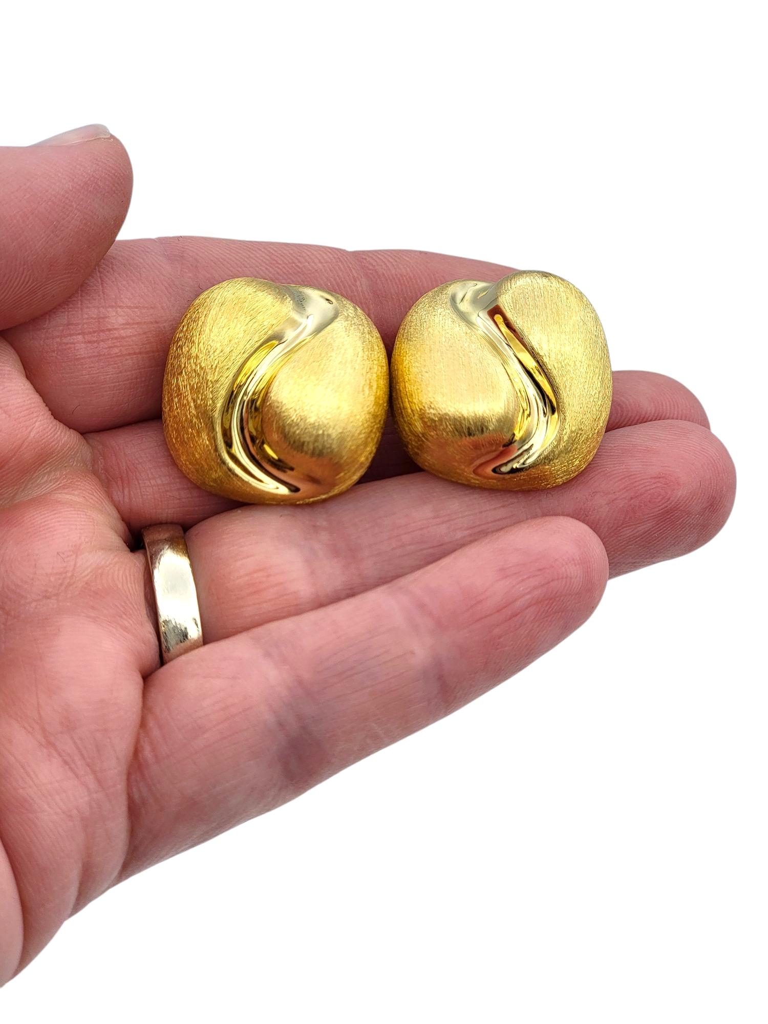 Peters Wong Orecchini quadrati in oro giallo 18 carati con intarsio a volute lucidate e spazzolate in vendita 3
