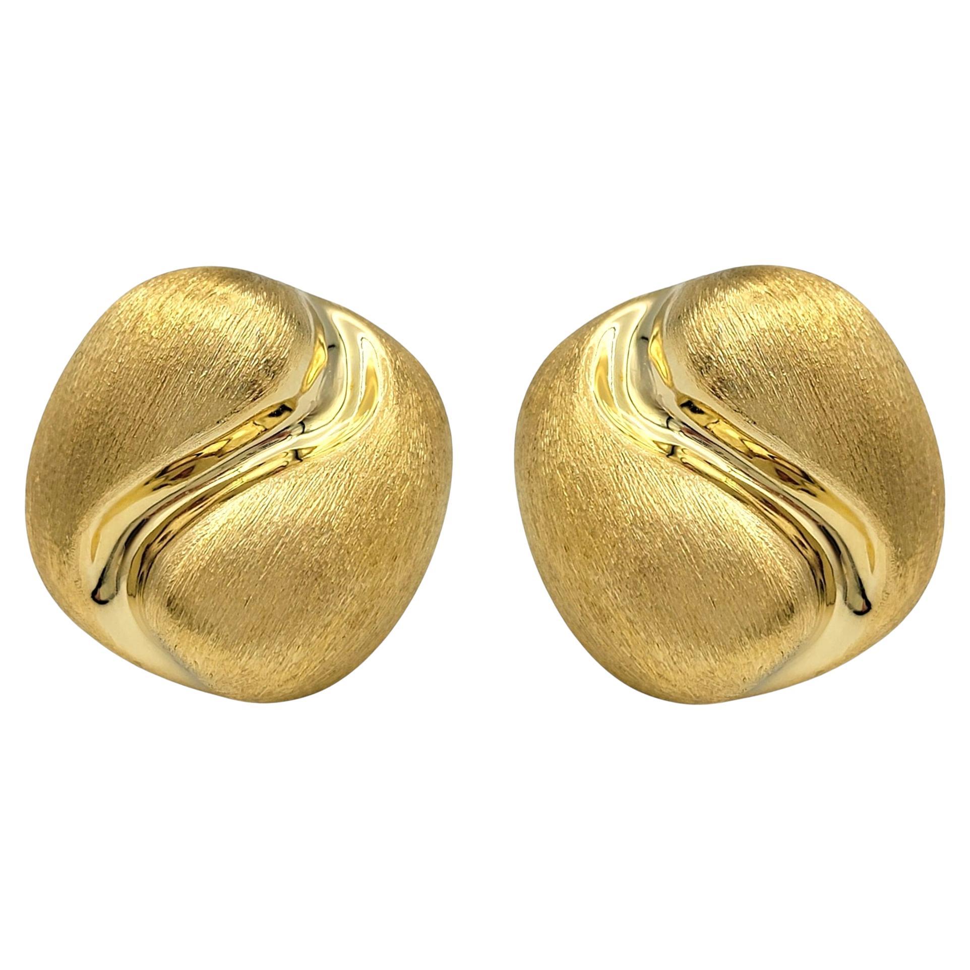 Peters Wong Orecchini quadrati in oro giallo 18 carati con intarsio a volute lucidate e spazzolate in vendita