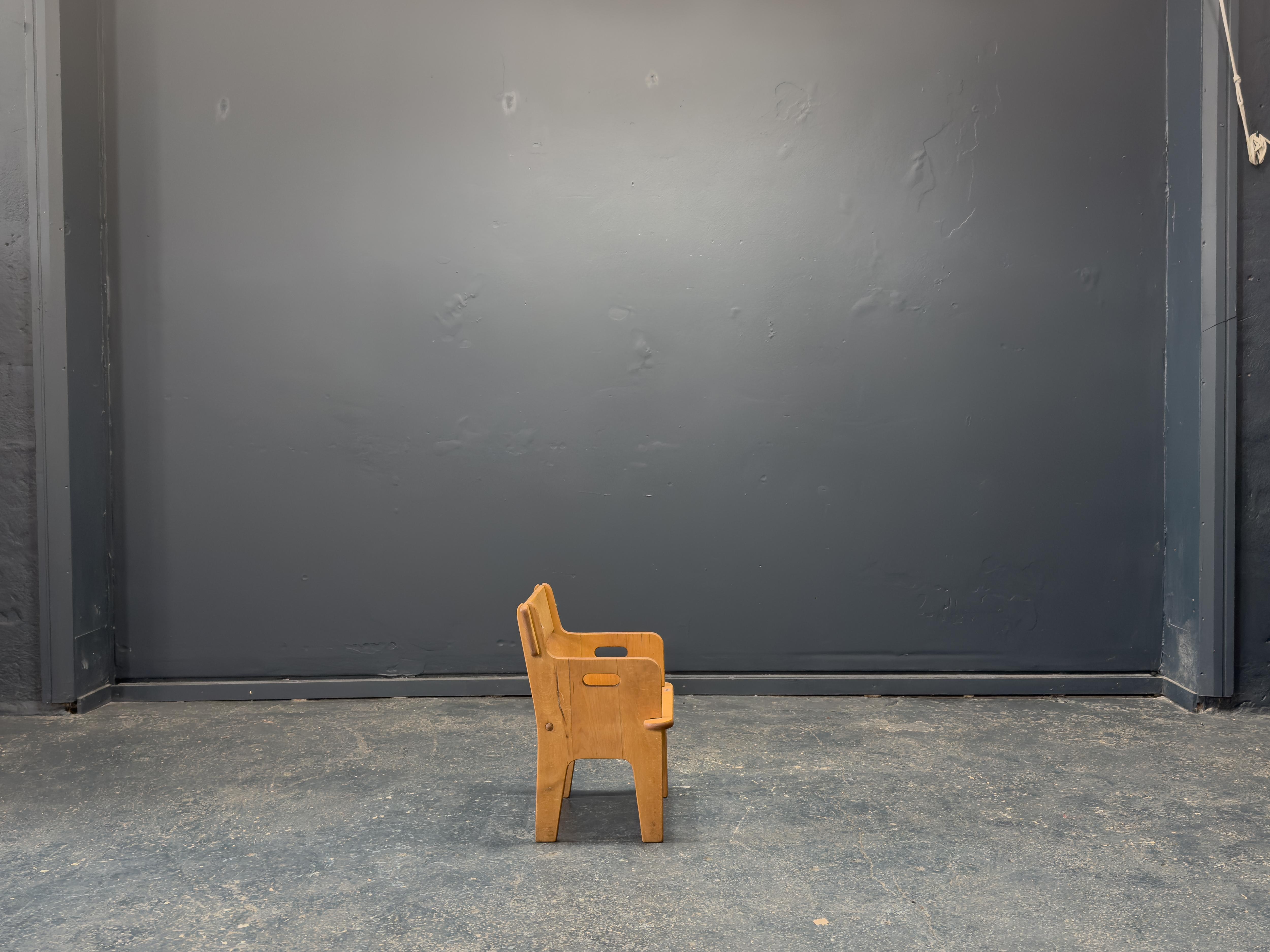 La Sedia di Peters di Hans J. Wegner è un pezzo di design danese estremamente curato, creato originariamente nel 1944 come regalo di battesimo per il figlio di un amico. Realizzata in faggio massiccio non trattato, questa sedia esemplifica
