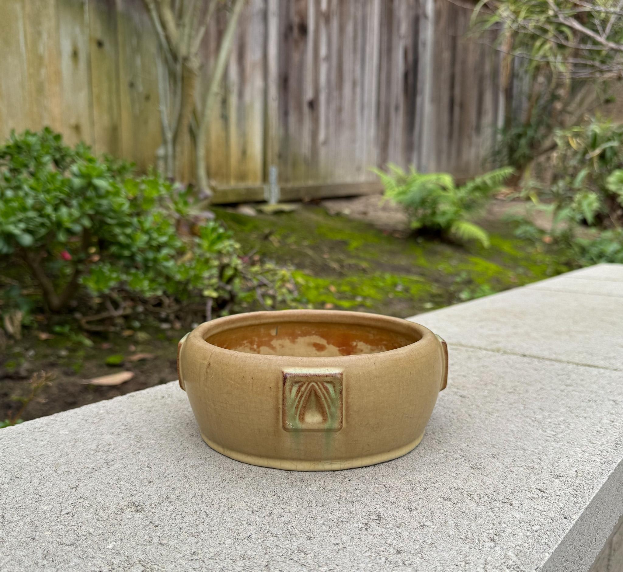 Peters & Reed Zanesville Arts & Crafts Ceramic Bowl, United States, c.1920 In Good Condition For Sale In San Juan Capistrano, CA