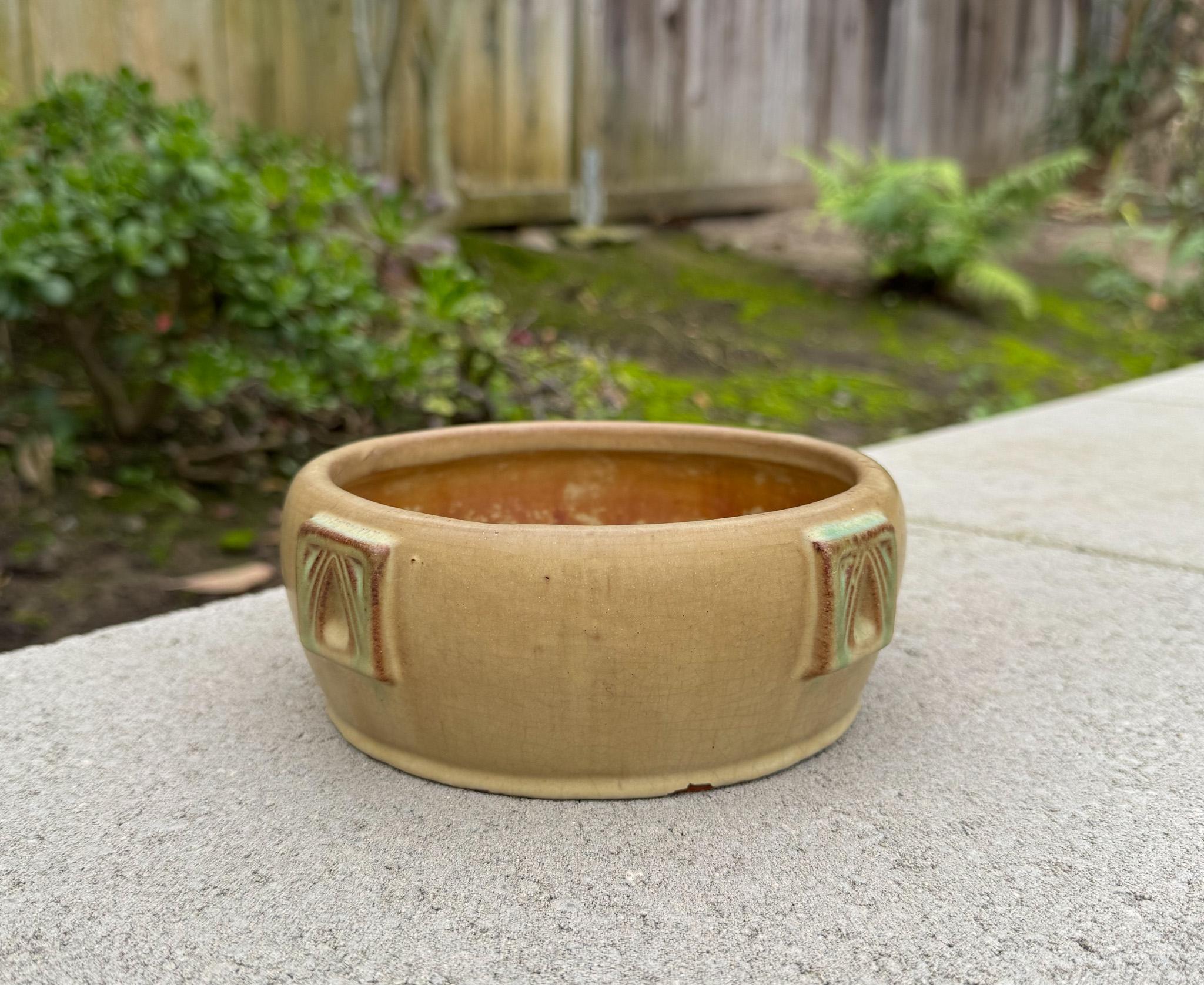 Peters & Reed Zanesville Arts & Crafts Ceramic Bowl, United States, c.1920 For Sale 1
