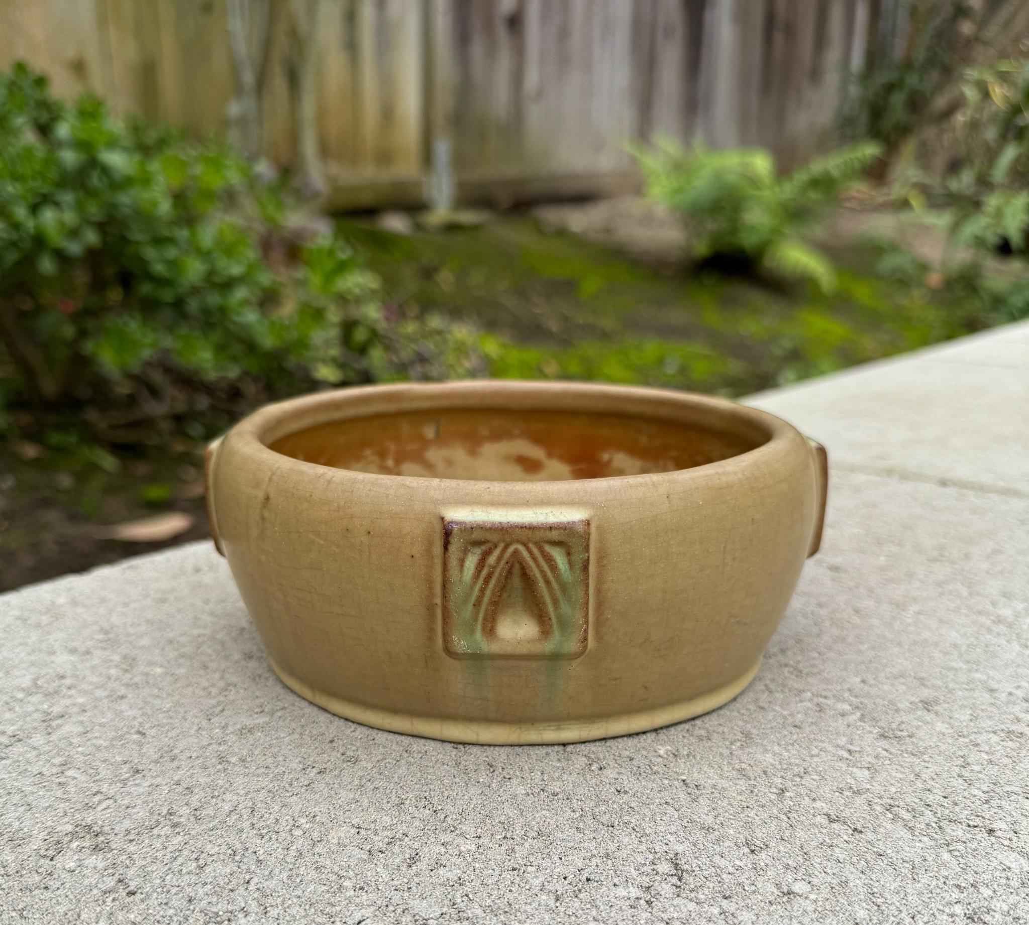 Peters & Reed Zanesville Arts & Crafts Ceramic Bowl, United States, c.1920 For Sale 4