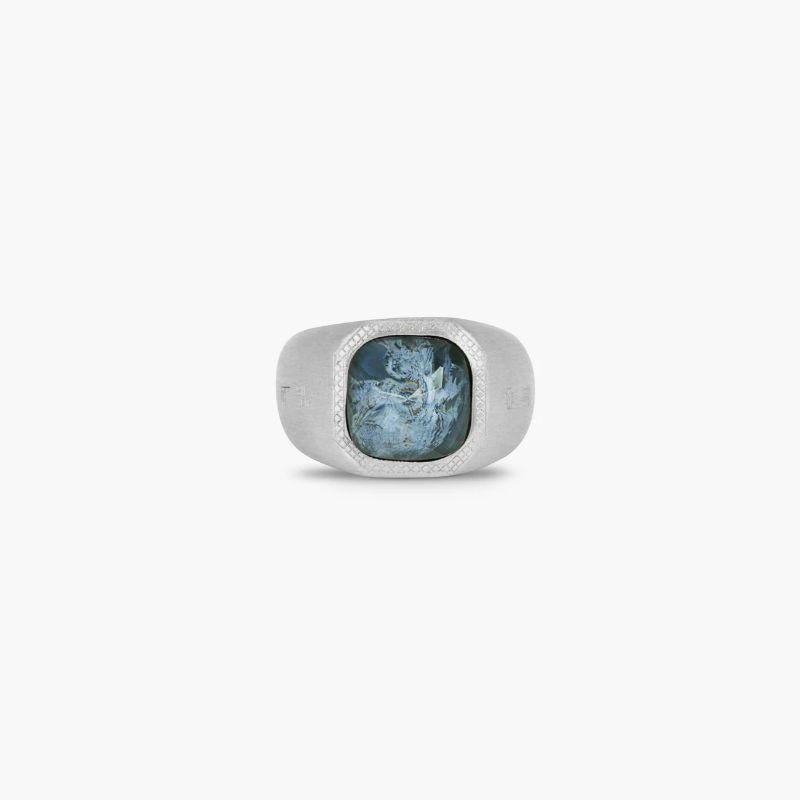Anello con petersite in argento sterling, misura XL

Un cabochon di quarzo cristallino è tagliato a rosa e posto su una fetta di pietersite, abilmente combinata per creare un 
