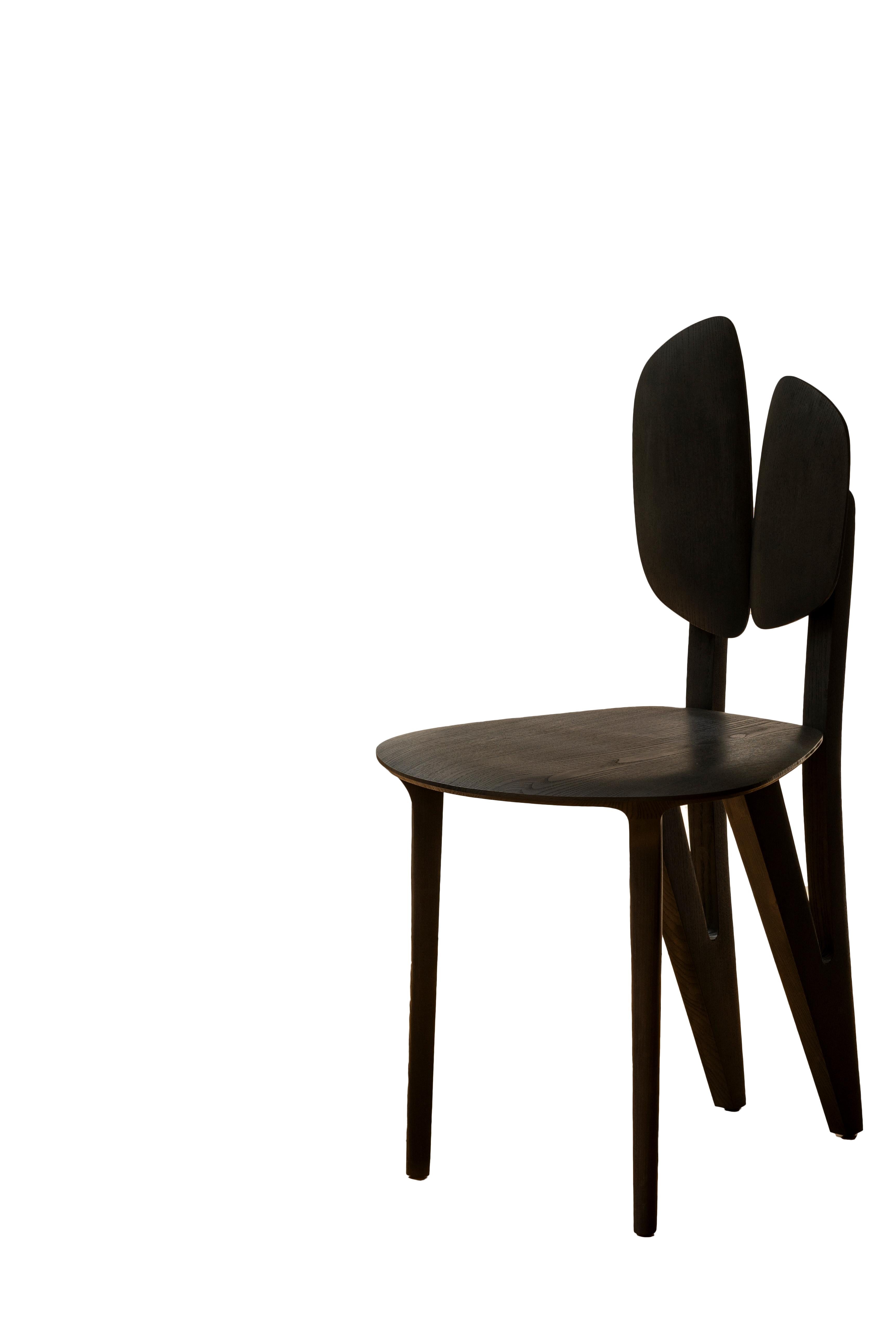 chaise pétiole

Chaise en frêne teinté réalisée par le designer Alexandre Labruyère en 2023. La chaise Petiole fait partie de la collection Petiole inspirée du principe naturel du pétiole, la tige qui attache la feuille à la Branch, et qui ne font