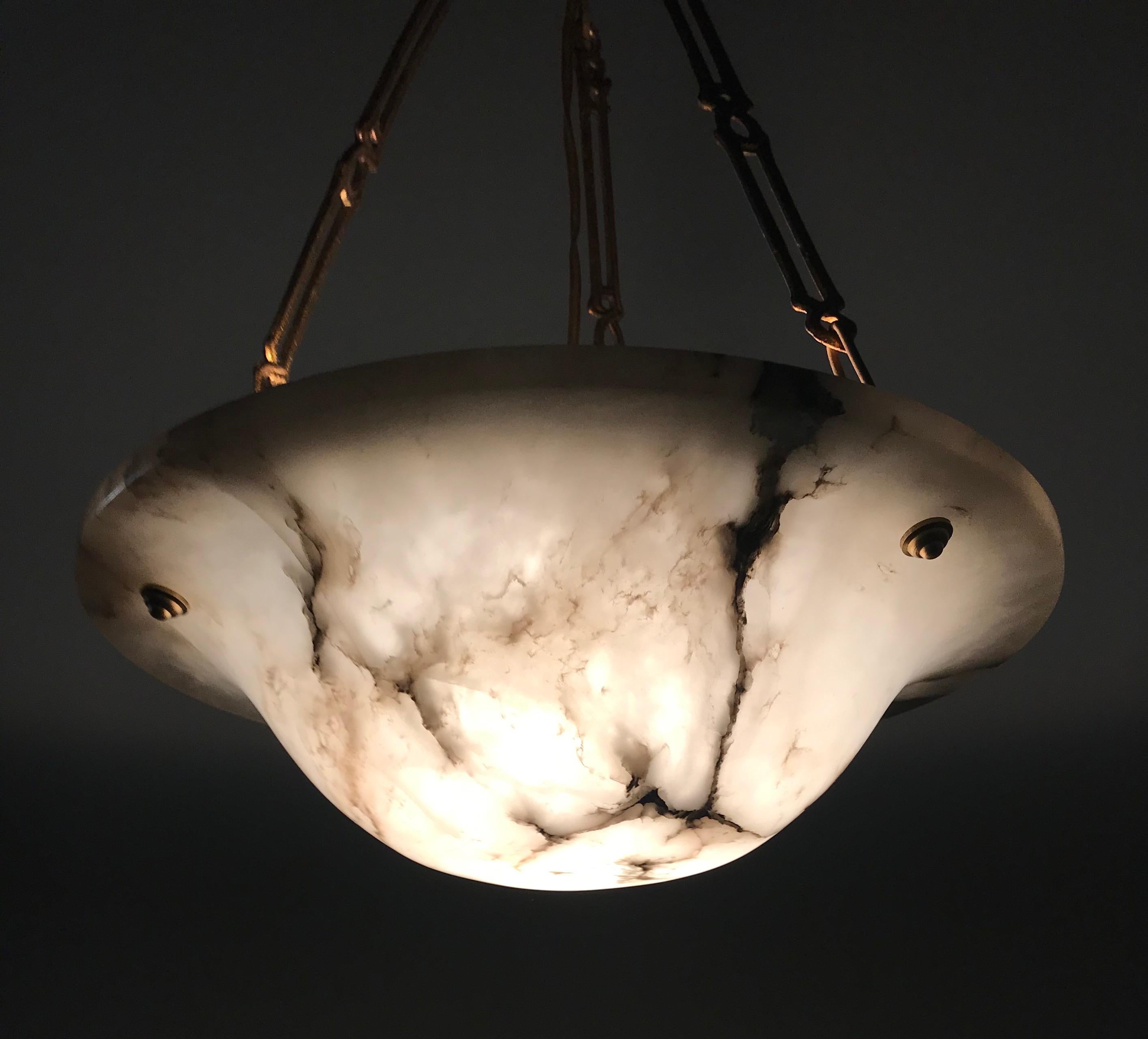 Small Art Deco Alabaster Pendant Light with White & Black Veins & Stunning Chain In Good Condition In Lisse, NL