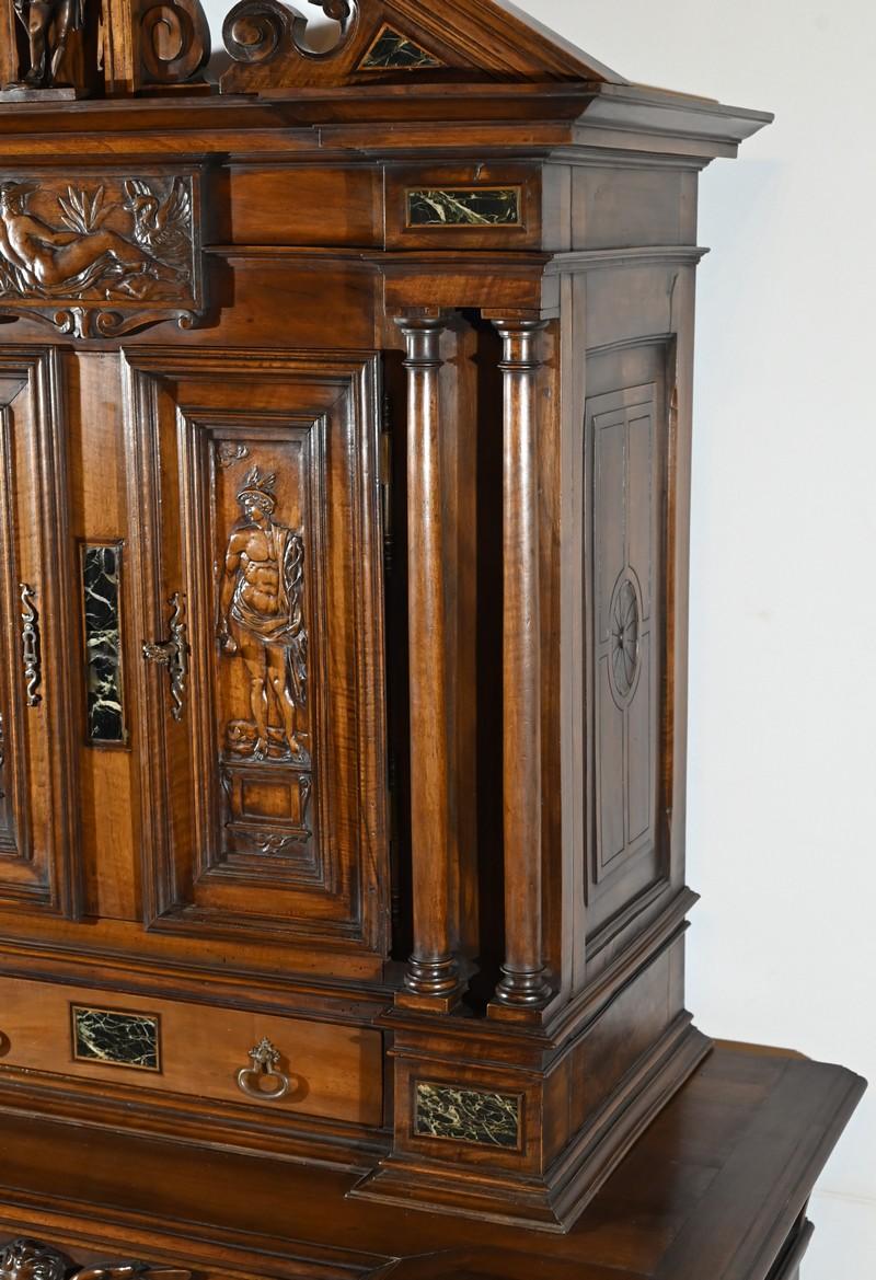 Piccolo buffet a due corpi in noce massiccio, stile rinascimentale - metà del XIX secolo in vendita 4