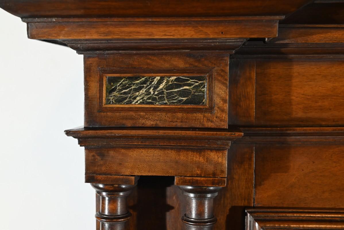 Piccolo buffet a due corpi in noce massiccio, stile rinascimentale - metà del XIX secolo in vendita 5