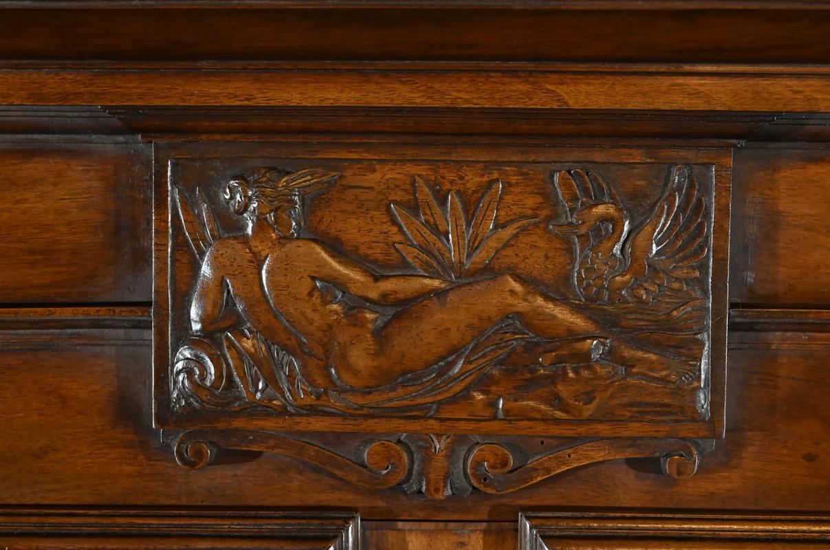 Piccolo buffet a due corpi in noce massiccio, stile rinascimentale - metà del XIX secolo in vendita 6