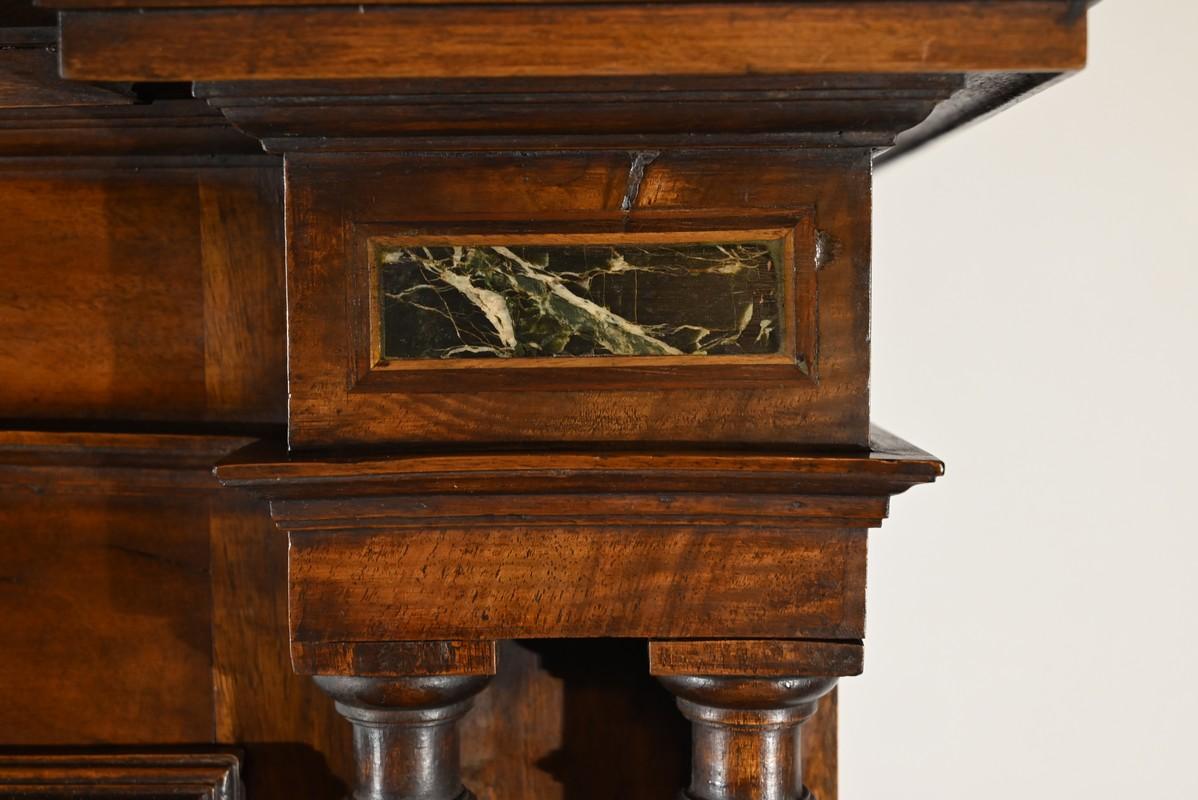 Piccolo buffet a due corpi in noce massiccio, stile rinascimentale - metà del XIX secolo in vendita 7