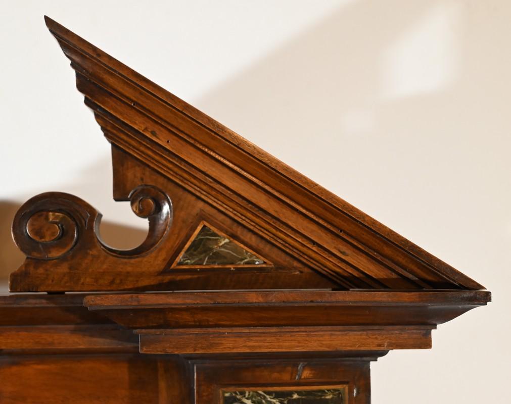 Piccolo buffet a due corpi in noce massiccio, stile rinascimentale - metà del XIX secolo in vendita 8