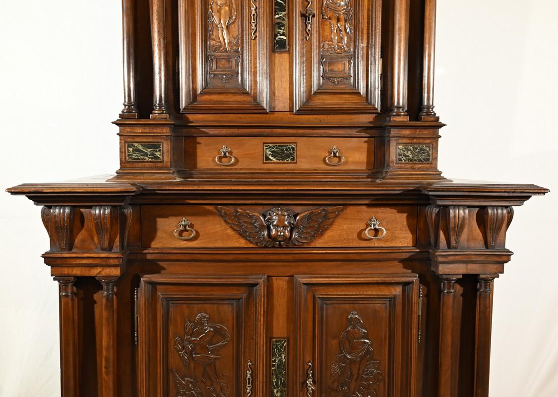 Piccolo buffet a due corpi in noce massiccio, stile rinascimentale - metà del XIX secolo in vendita 9