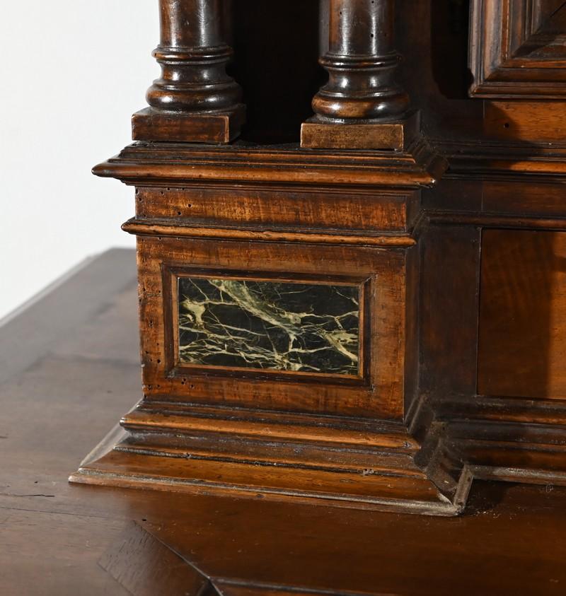 Piccolo buffet a due corpi in noce massiccio, stile rinascimentale - metà del XIX secolo in vendita 11