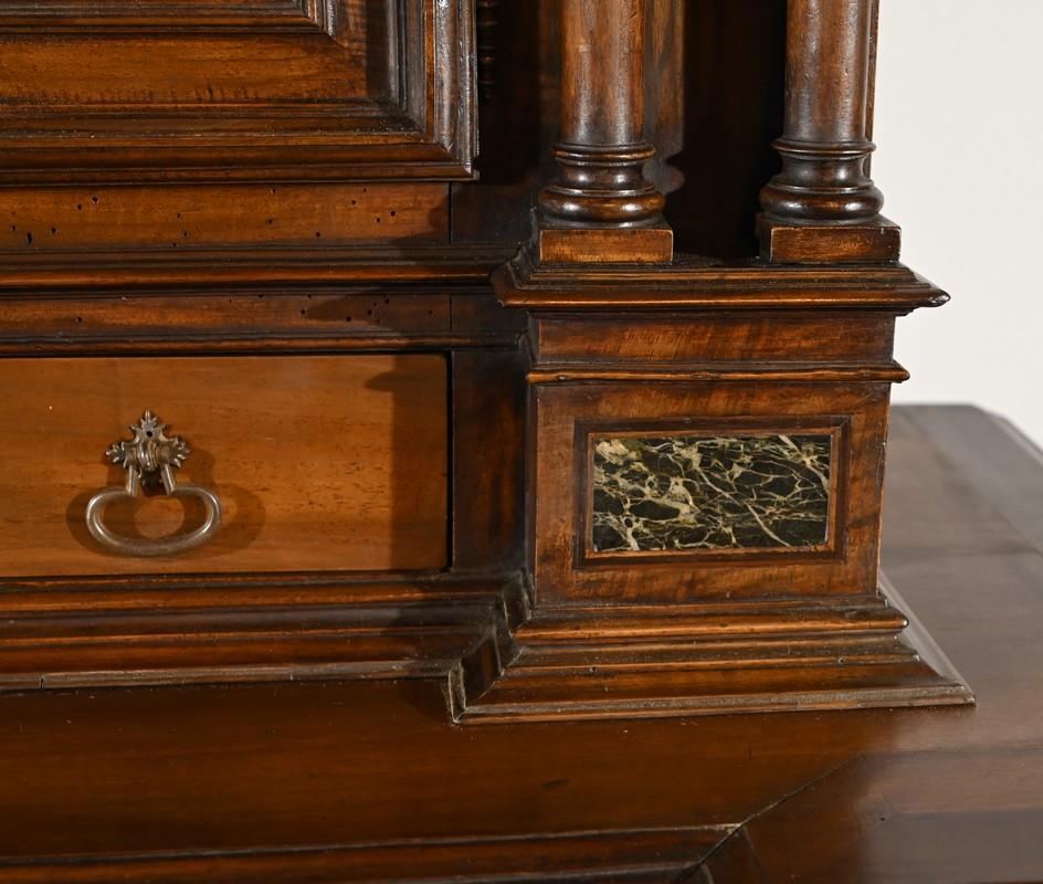 Piccolo buffet a due corpi in noce massiccio, stile rinascimentale - metà del XIX secolo in vendita 12