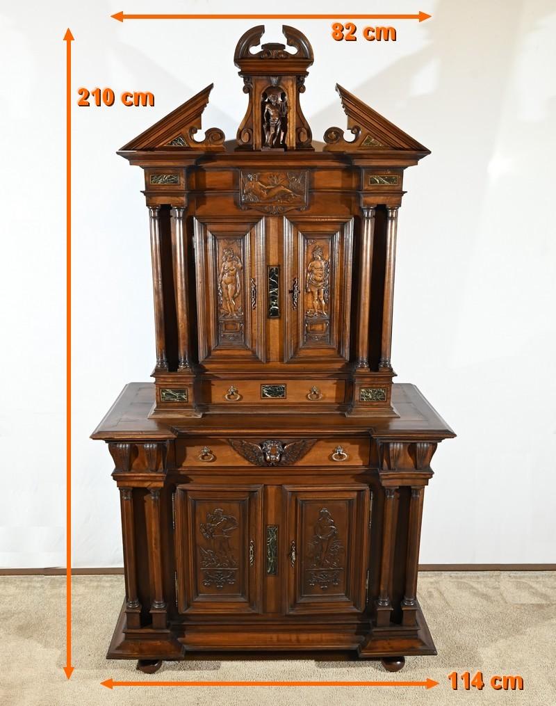 Questa piccola credenza dal corpo stretto si apre, nella parte inferiore, con due ante incorniciate da rientranze a mitria.
Ogni pannello indipendente è scolpito in rilievo con decorazioni antiche che raffigurano Zeus e sua moglie Era, che era anche