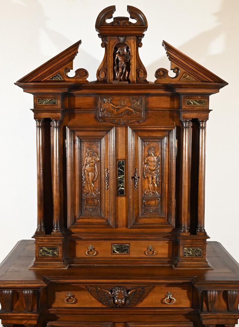 Legno Piccolo buffet a due corpi in noce massiccio, stile rinascimentale - metà del XIX secolo in vendita