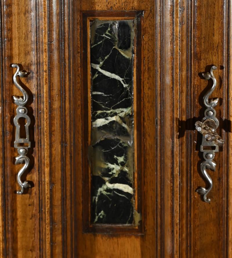 Piccolo buffet a due corpi in noce massiccio, stile rinascimentale - metà del XIX secolo in vendita 2
