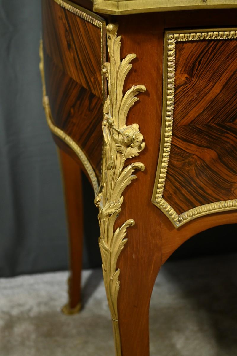 Petit bureau moyen en acajou et bois de rose, période napoléonienne en vente 3