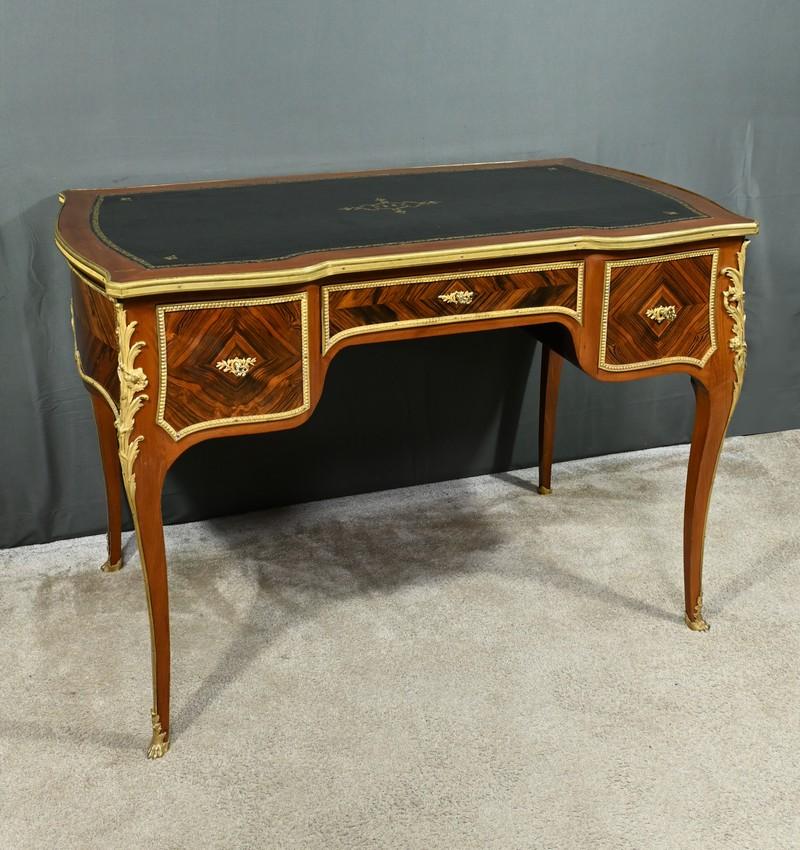 Ce magnifique bureau, fabriqué à l'époque de Napoléon III au milieu du XIXe siècle, est un parfait exemple de l'élégance et du raffinement du style Louis XV tardif.
Fabriqué en acajou et en palissandre, il se distingue par ses détails méticuleux et