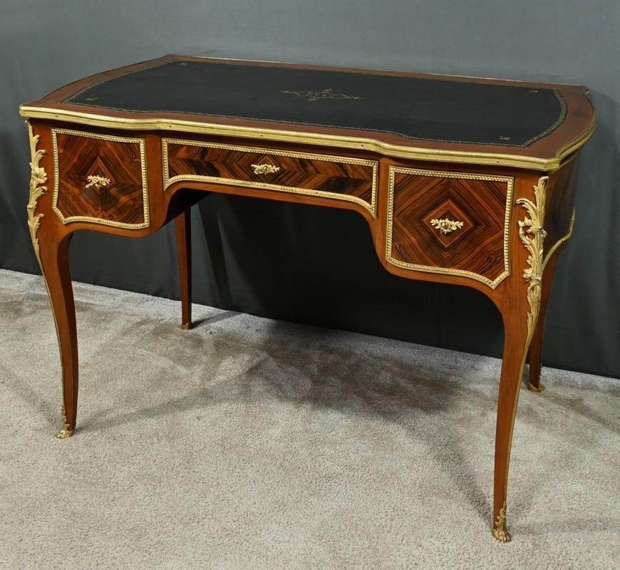 Louis XV Petit bureau moyen en acajou et bois de rose, période napoléonienne en vente