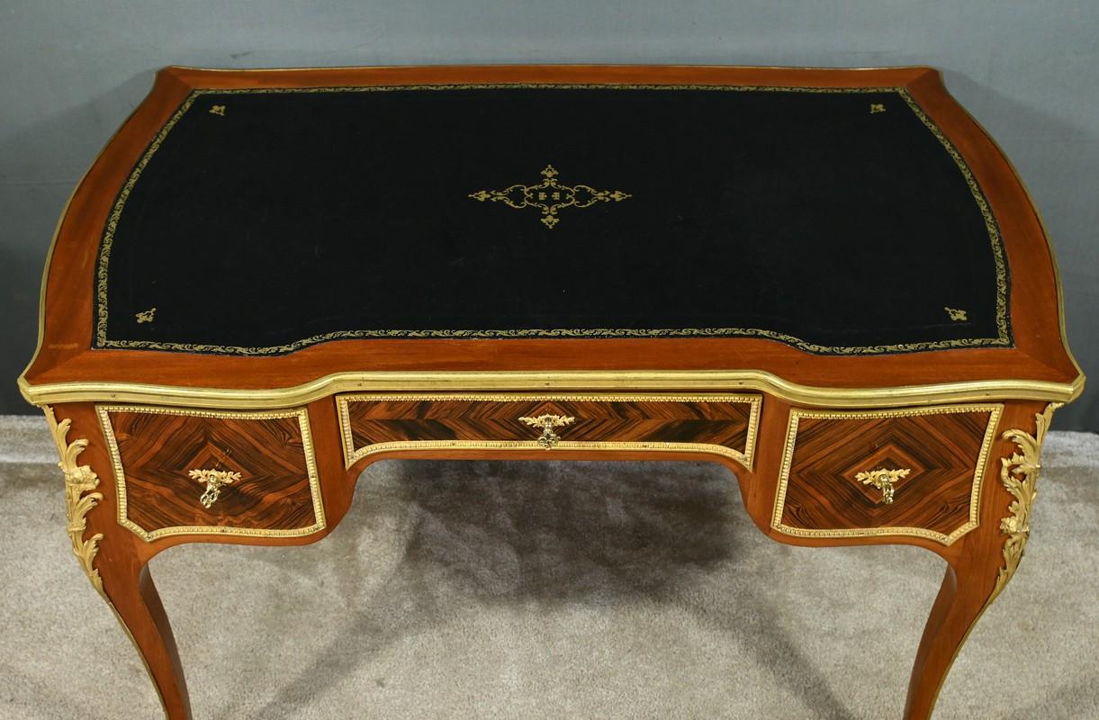Marqueterie Petit bureau moyen en acajou et bois de rose, période napoléonienne en vente