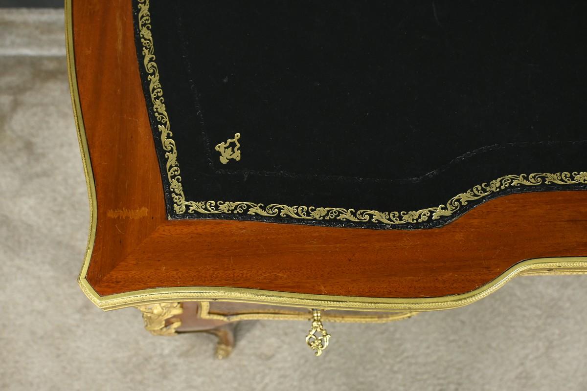Petit bureau moyen en acajou et bois de rose, période napoléonienne Bon état - En vente à HÉRIC, FR