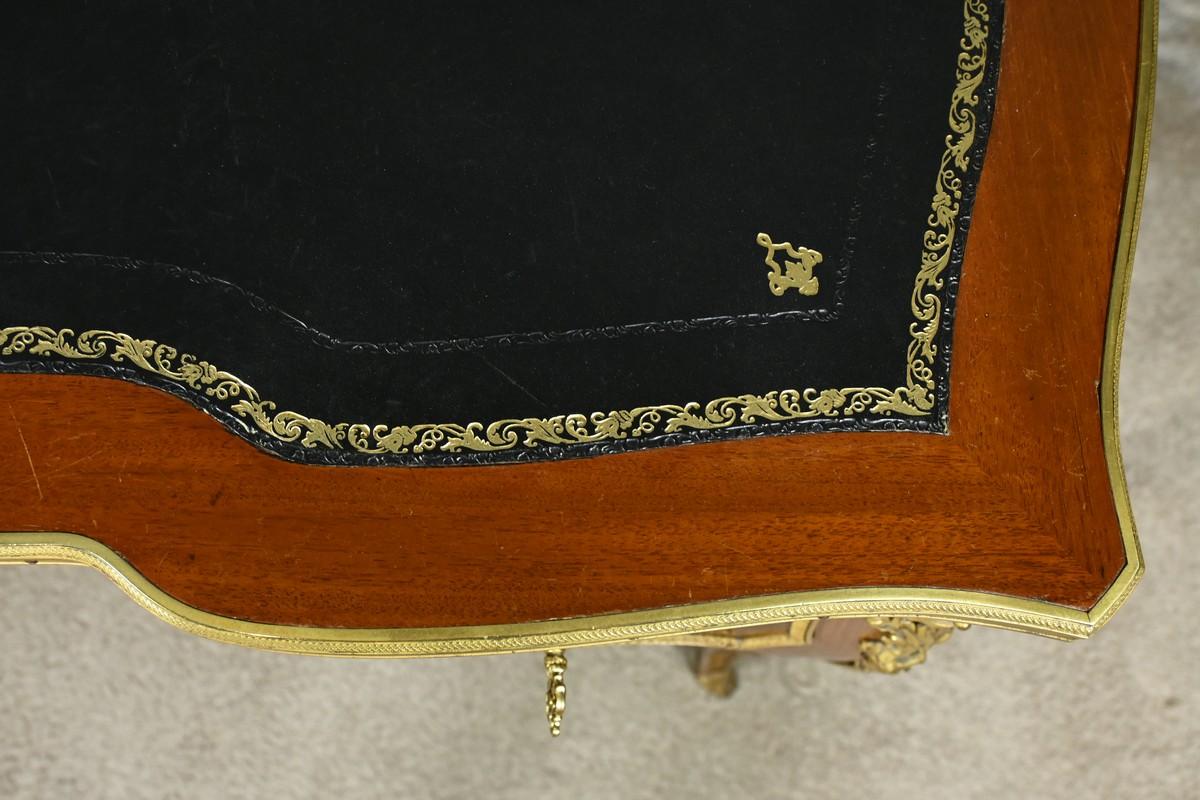 XIXe siècle Petit bureau moyen en acajou et bois de rose, période napoléonienne en vente