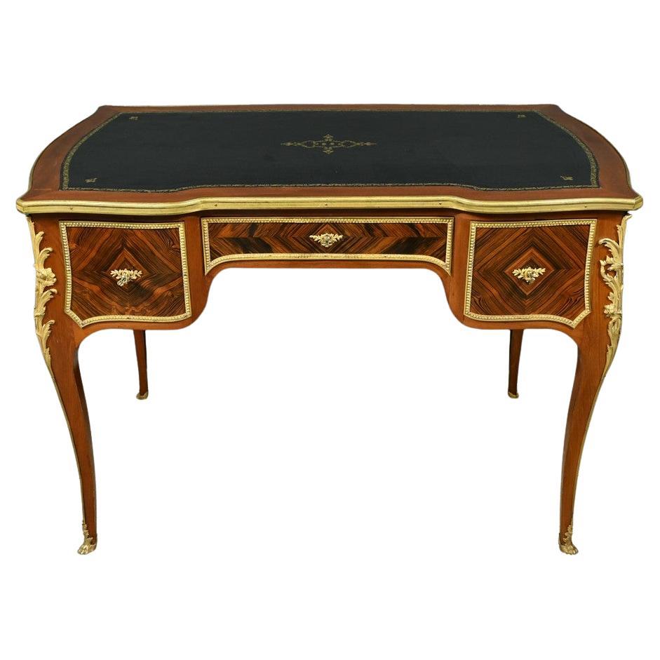 Petit bureau moyen en acajou et bois de rose, période napoléonienne en vente