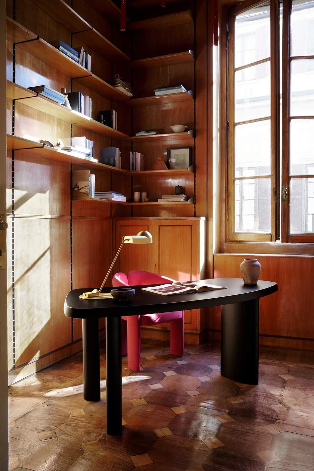 Petit Bureau en forme de libre, by Charlotte Perriand for Cassina In New Condition In Barcelona, Barcelona