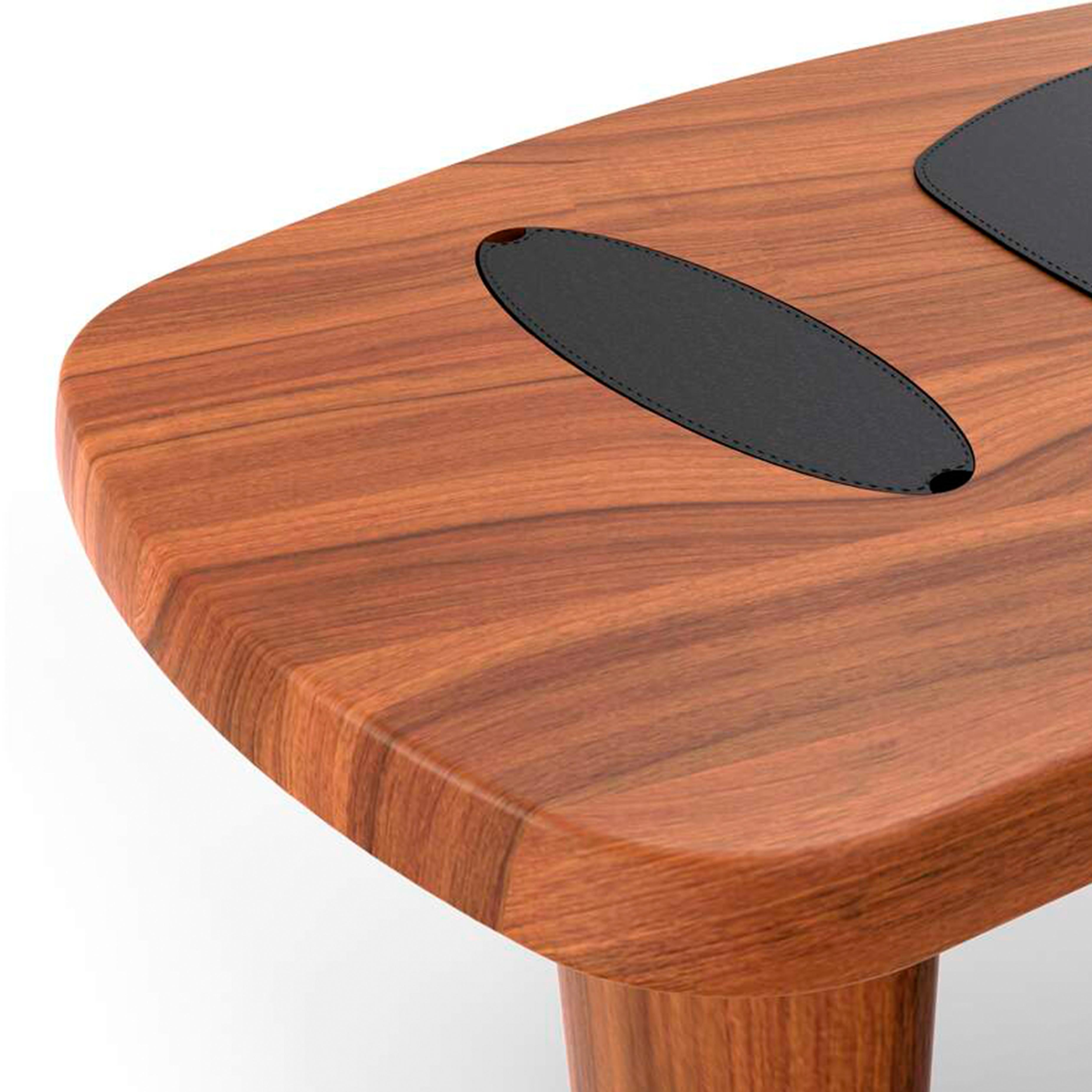 
Devoid of sharp angles, the rounded asymmetrical shape of the Petit Bureau En Forme Libre designer desk adapts perfectly to executive offices, as well as the typically smaller spaces in a home office.

The table in natural canaletto walnut also