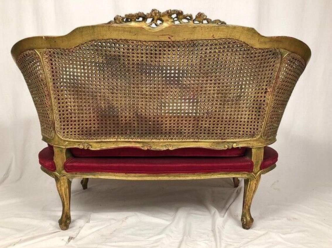 Petit canapé corbeille de style Louis XV, bois doré et double cannage For Sale 5