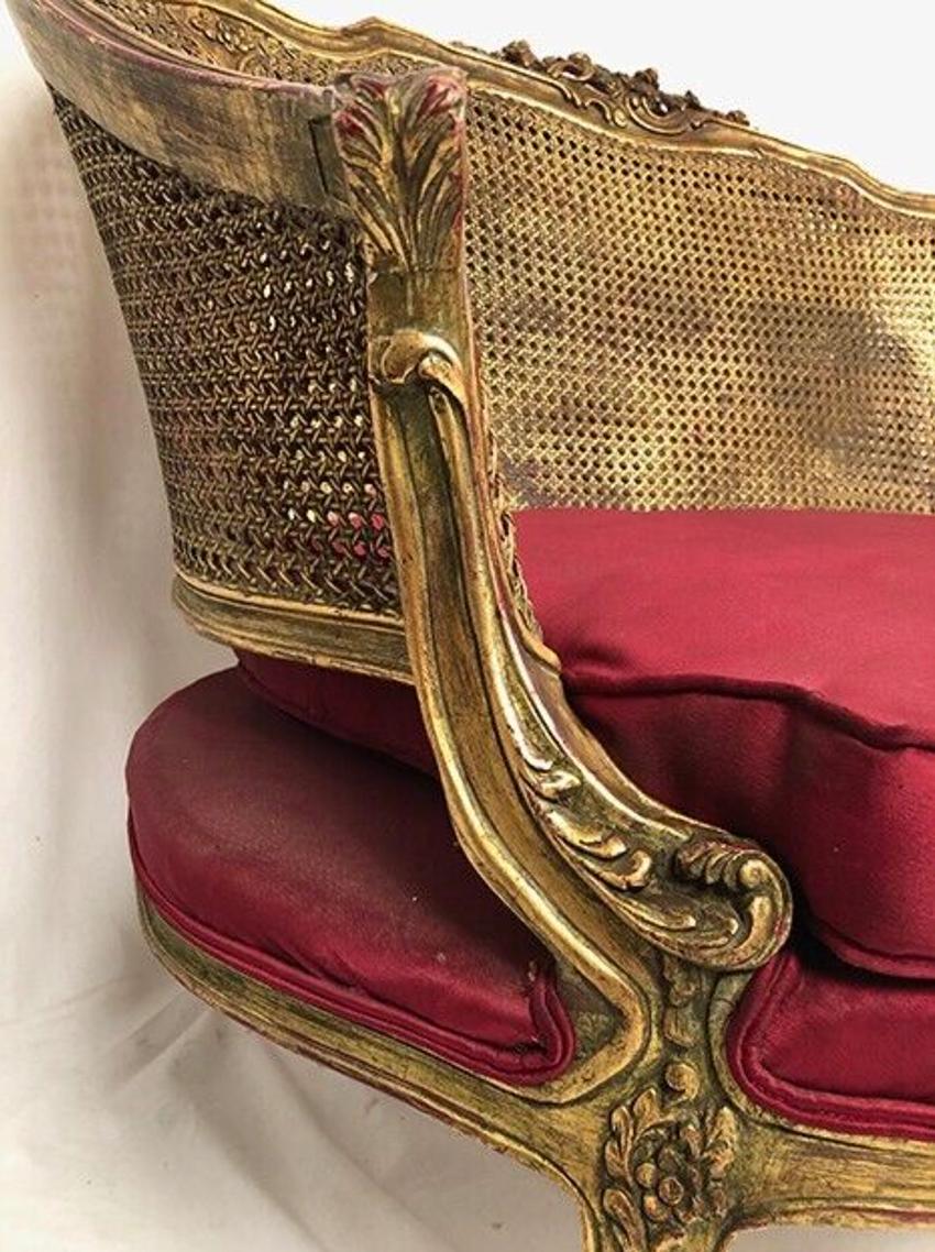 Petit canapé corbeille de style Louis XV, bois doré et double cannage In Distressed Condition For Sale In ROYÈRE-DE-VASSIVIÈRE, FR