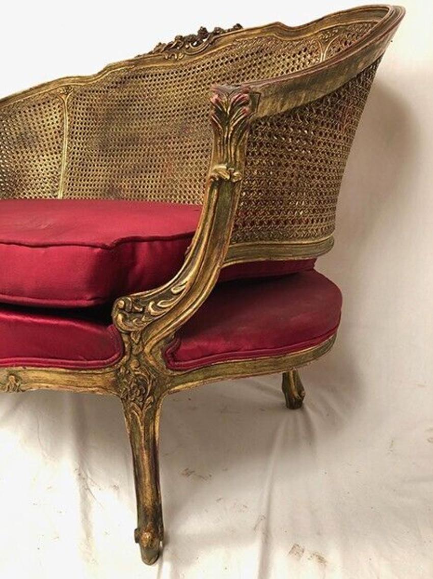 20th Century Petit canapé corbeille de style Louis XV, bois doré et double cannage For Sale